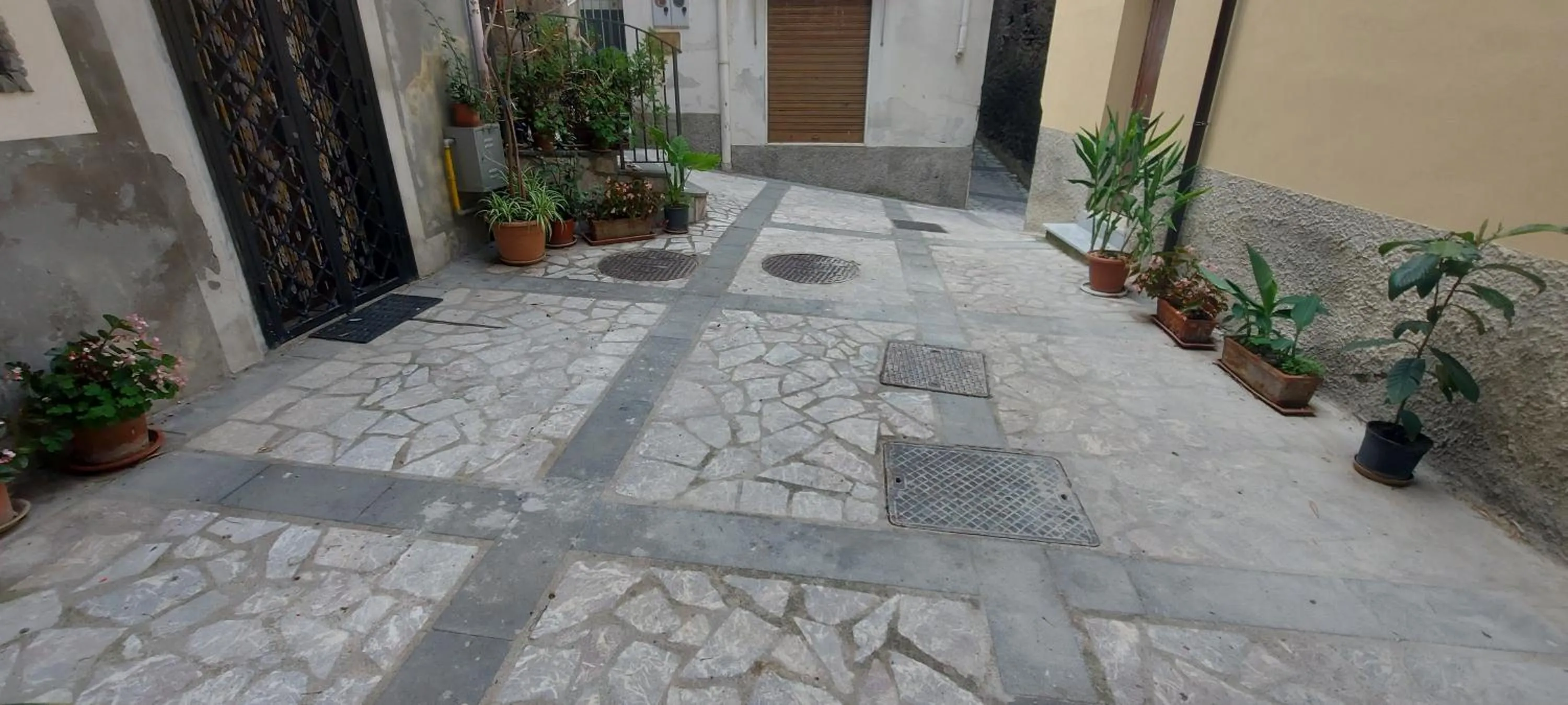 Quiet street view in LA CASA DI NONNA GIOVANNA