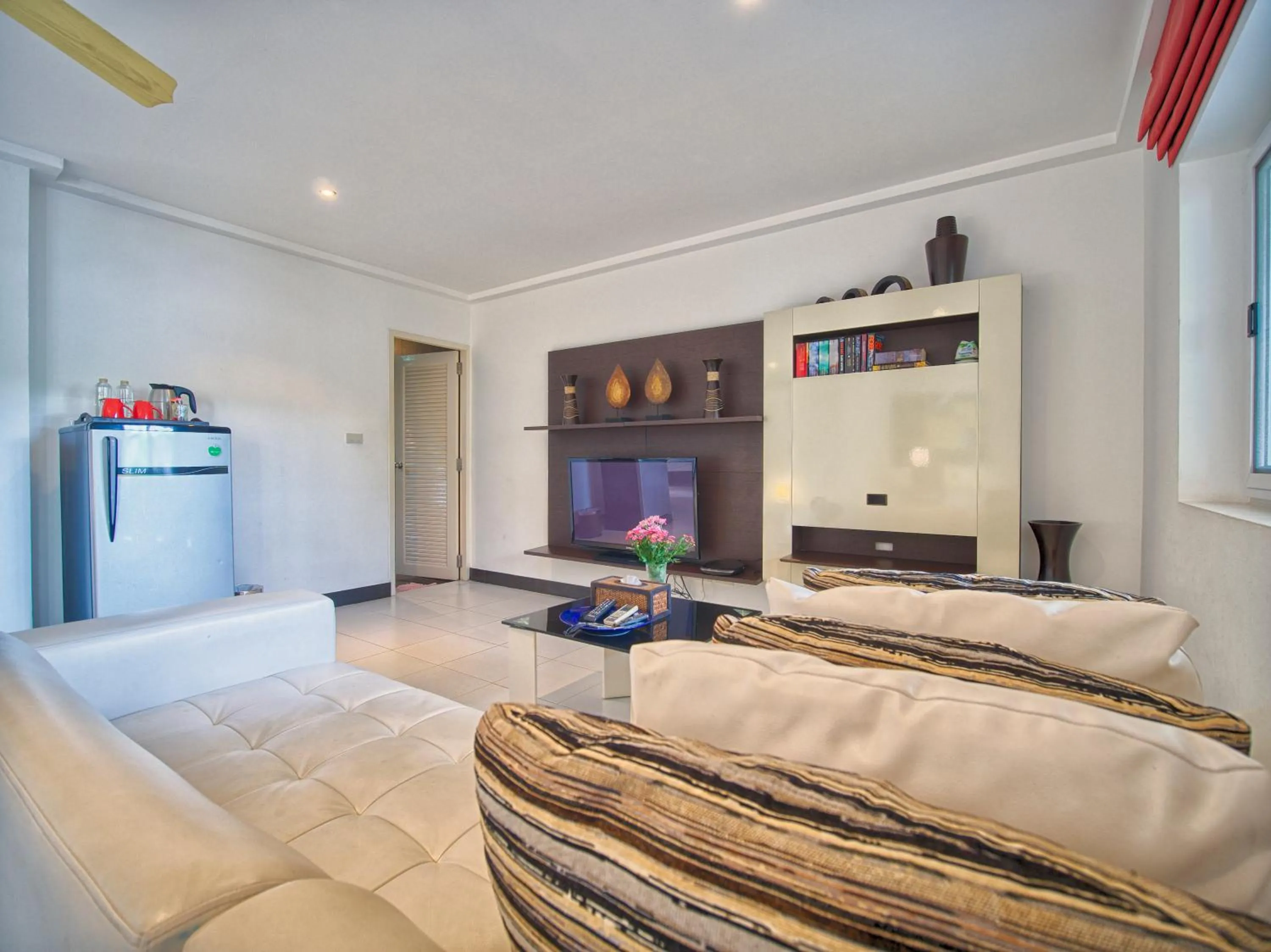 TV and multimedia, Bed in Serenity Lakeside Resort