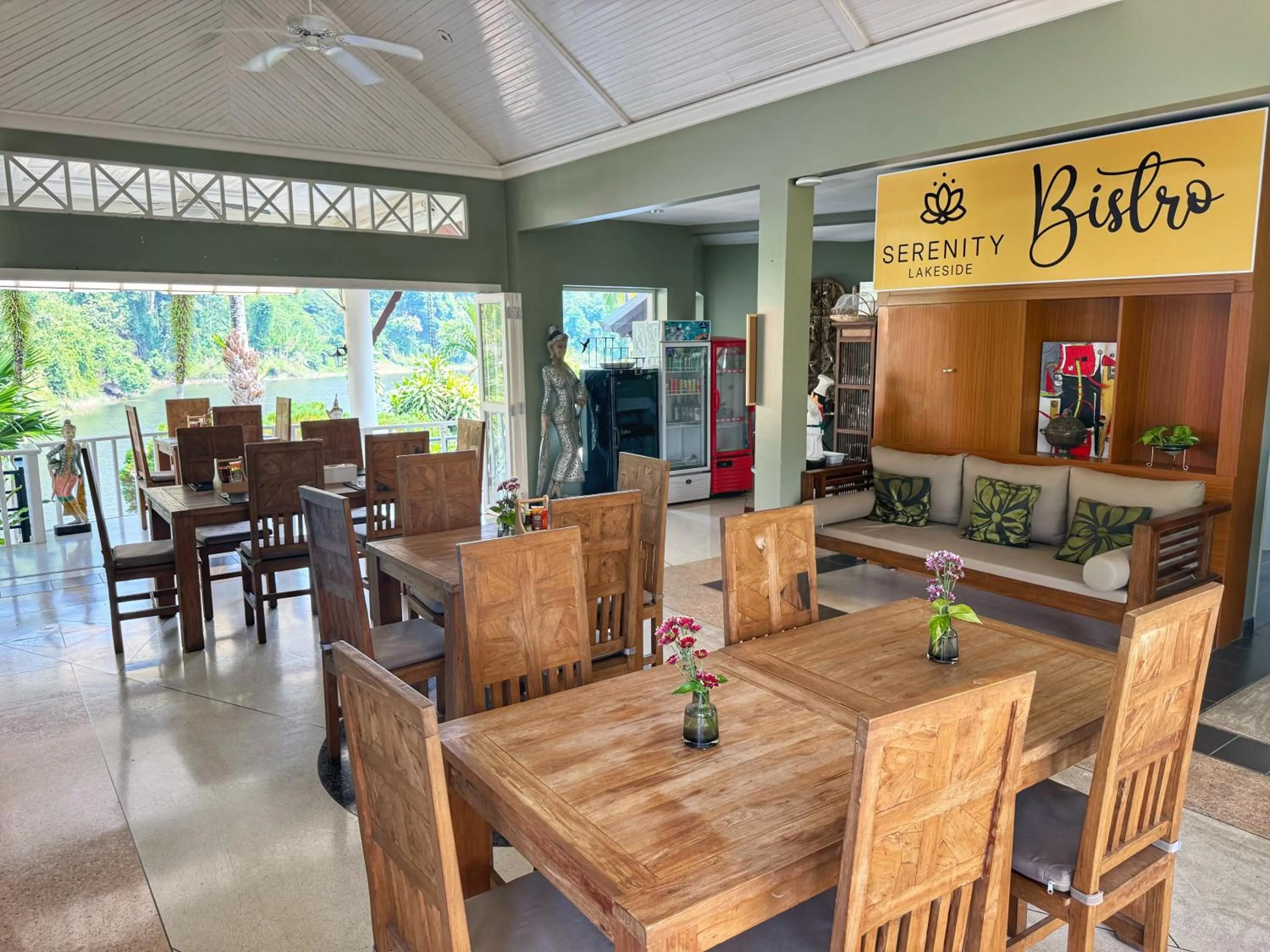 Breakfast in Serenity Lakeside Resort