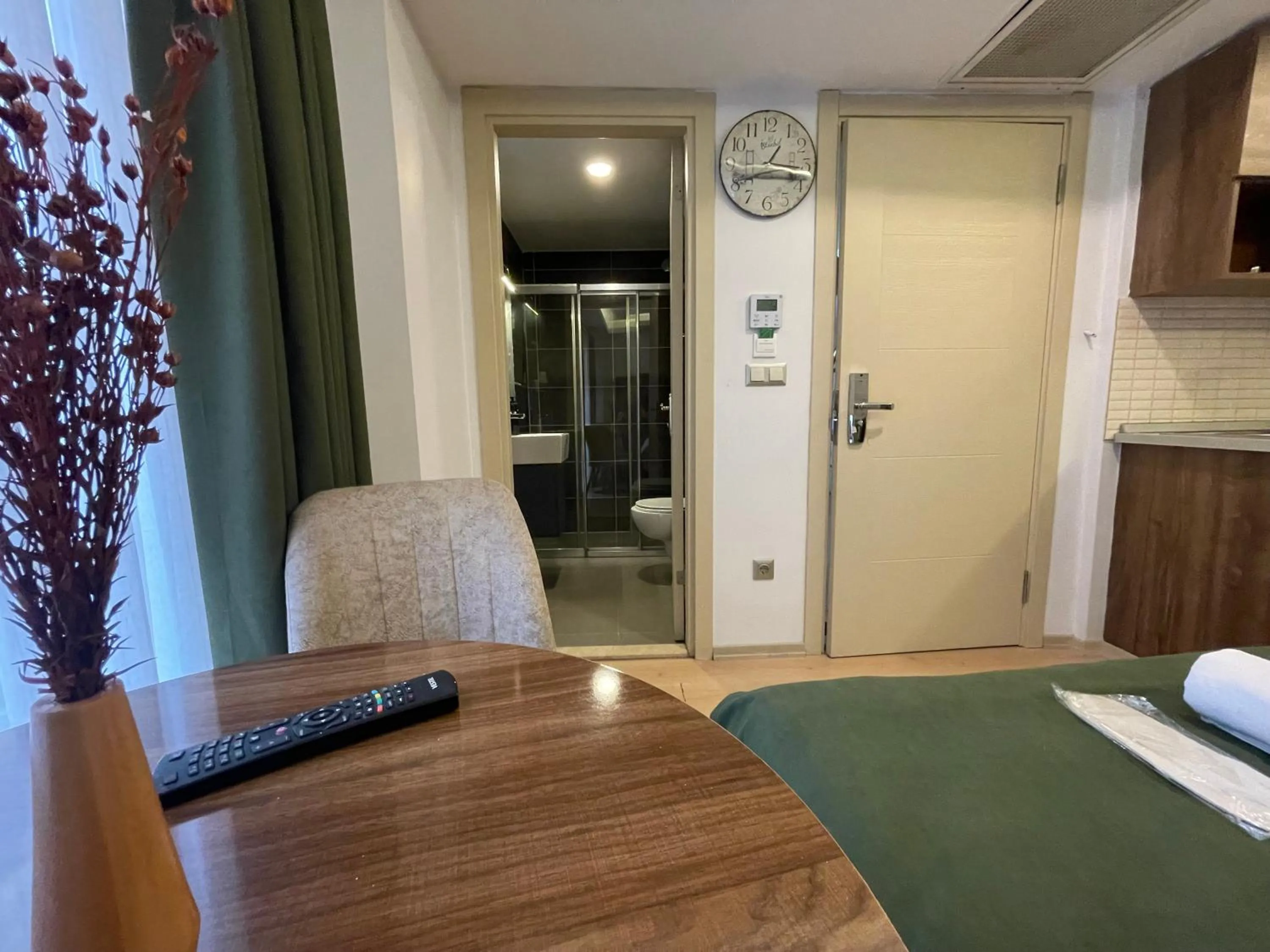 Shower, Bed in Elegance Suites