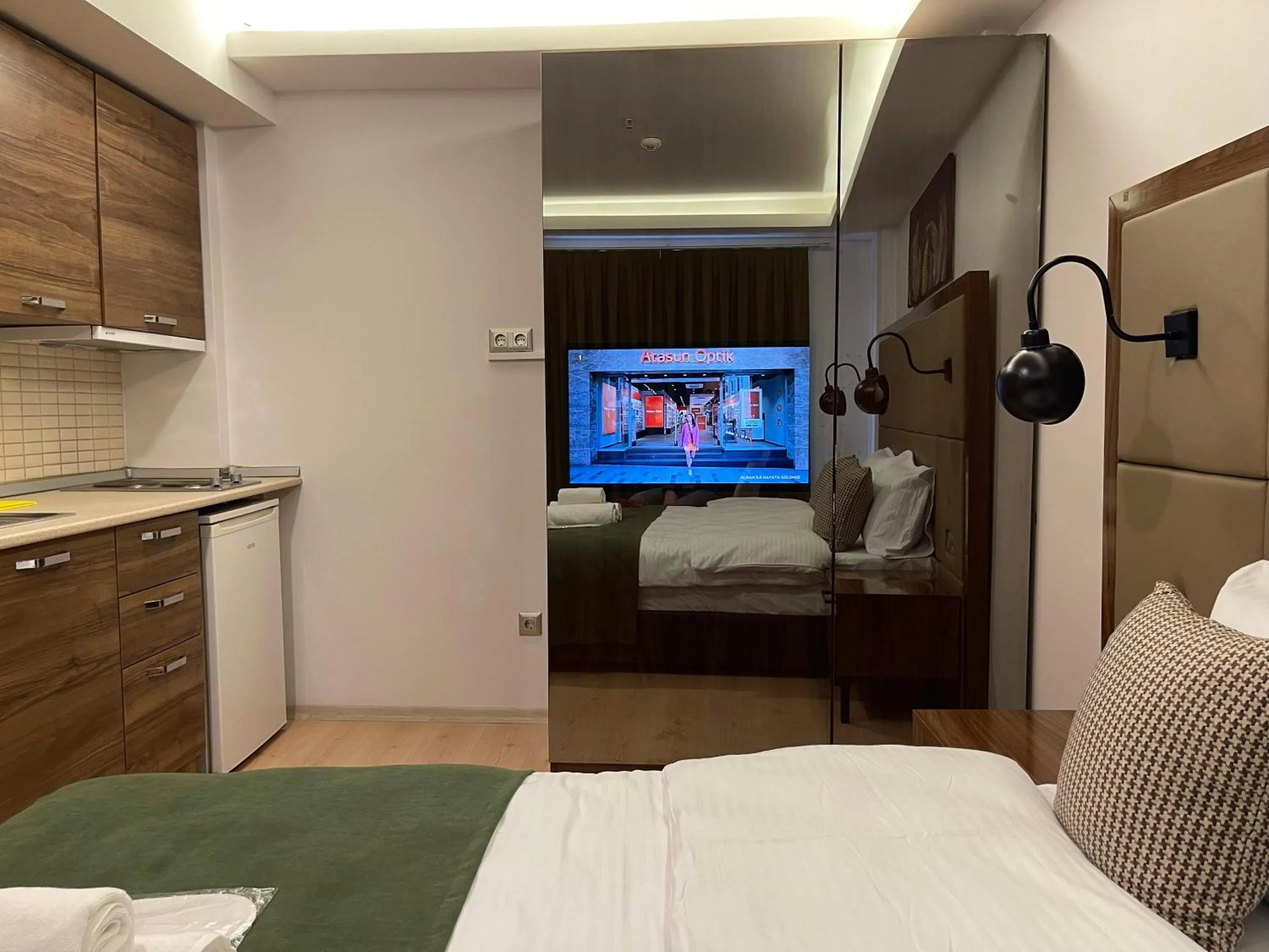 Communal lounge/ TV room, Bed in Elegance Suites
