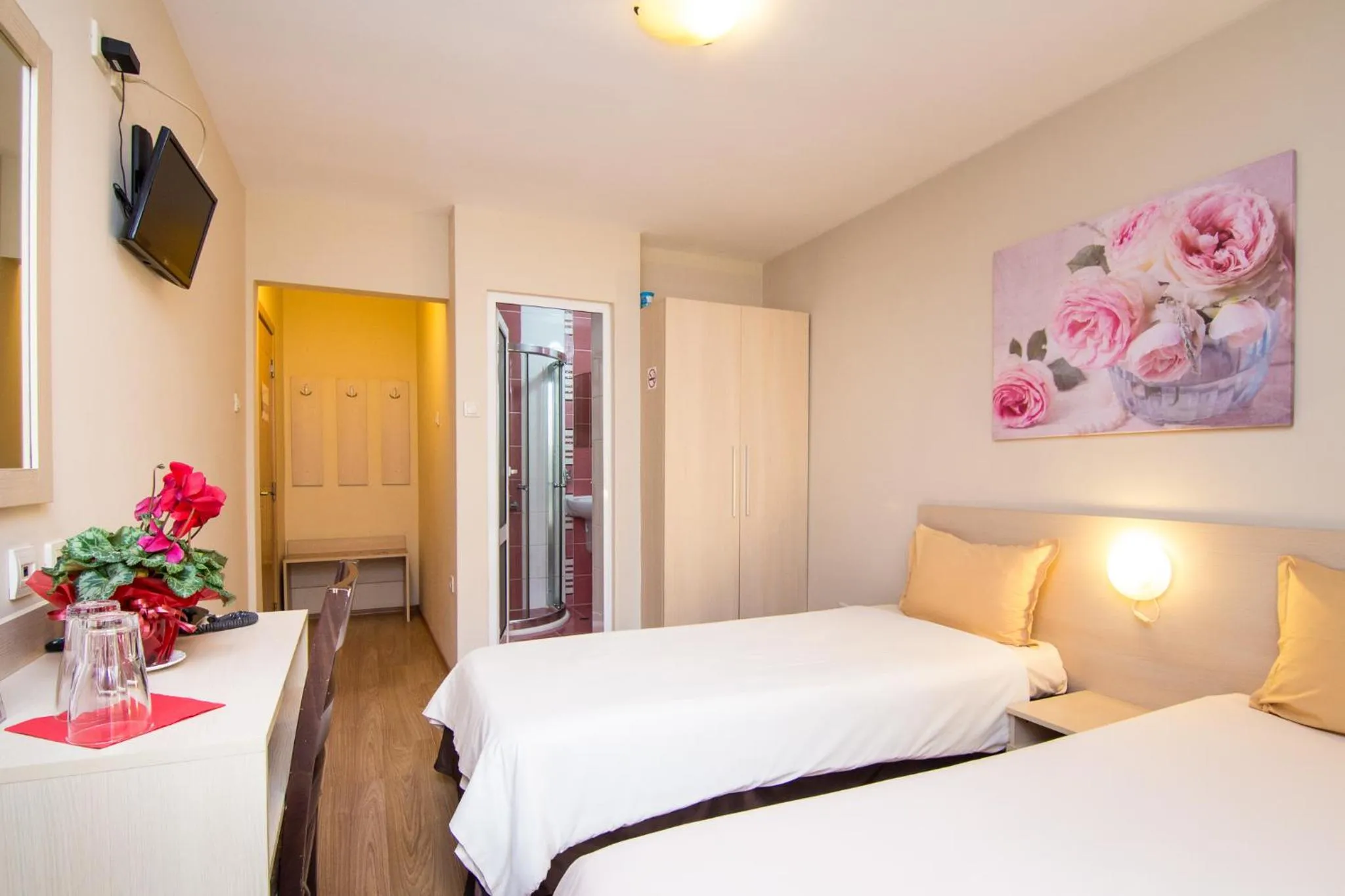 Photo of the whole room, Bed in Family Hotel Madrid