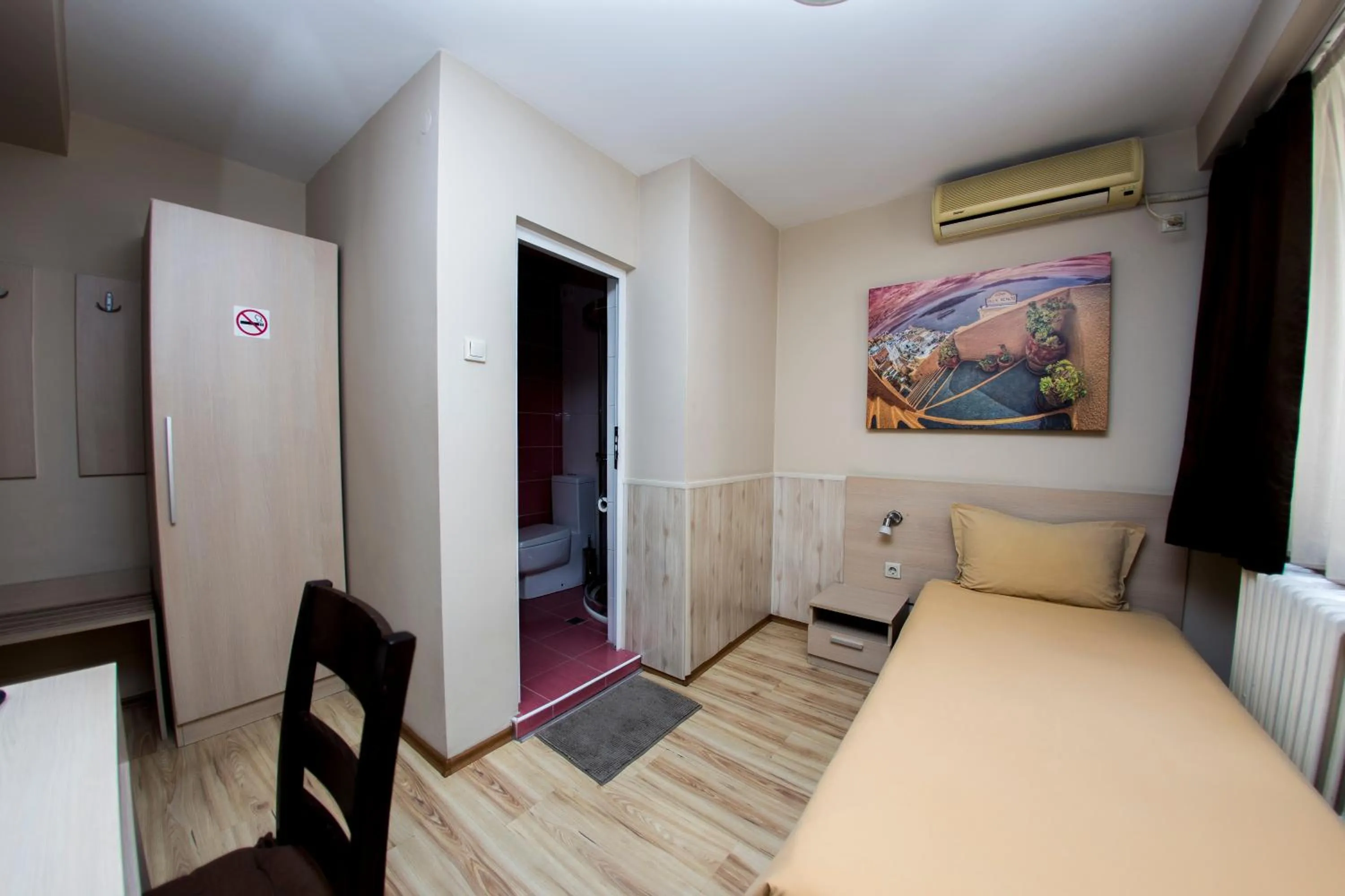 TV and multimedia, Bed in Family Hotel Madrid