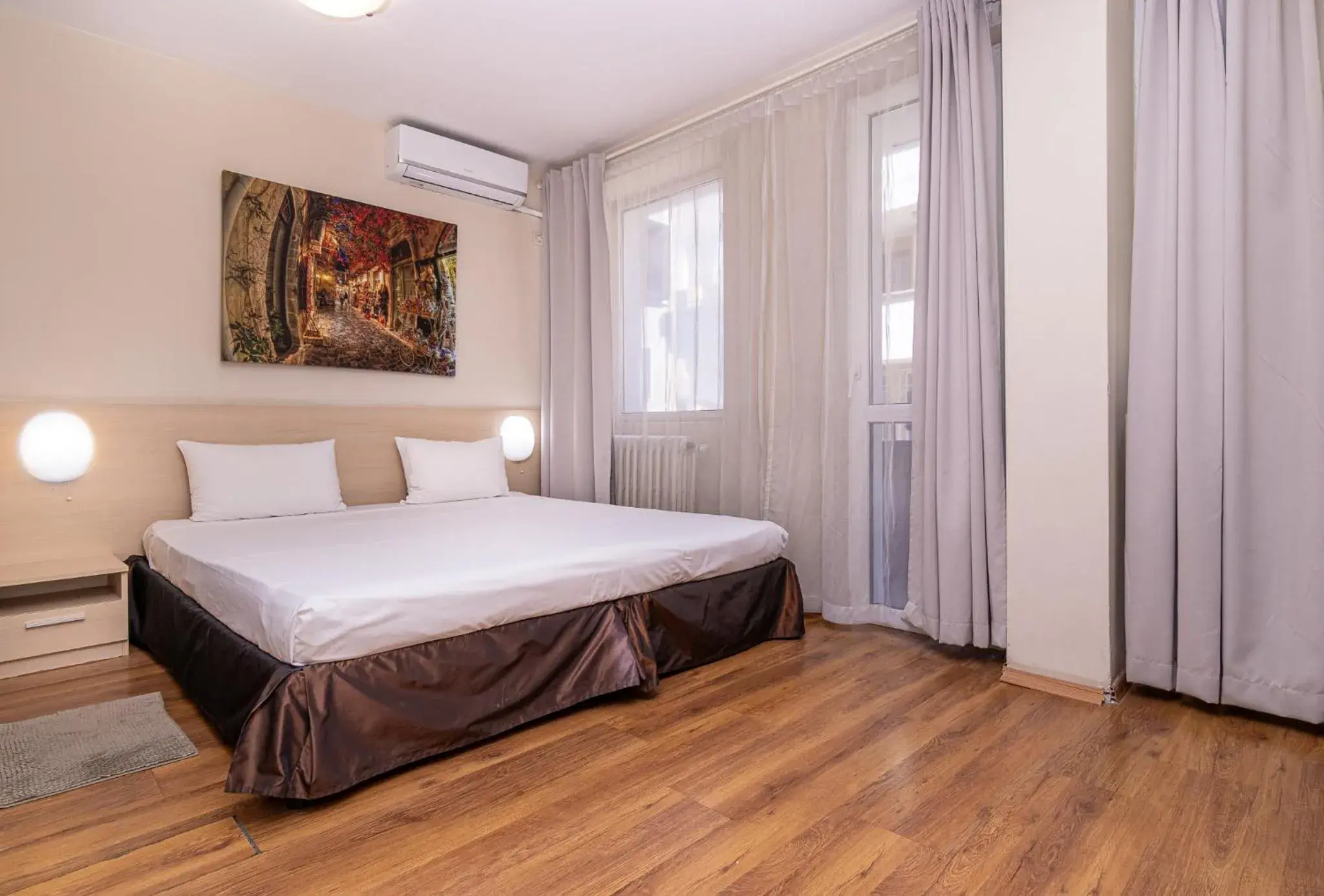 Double Room in Family Hotel Madrid Double Room in Family Hotel Madrid