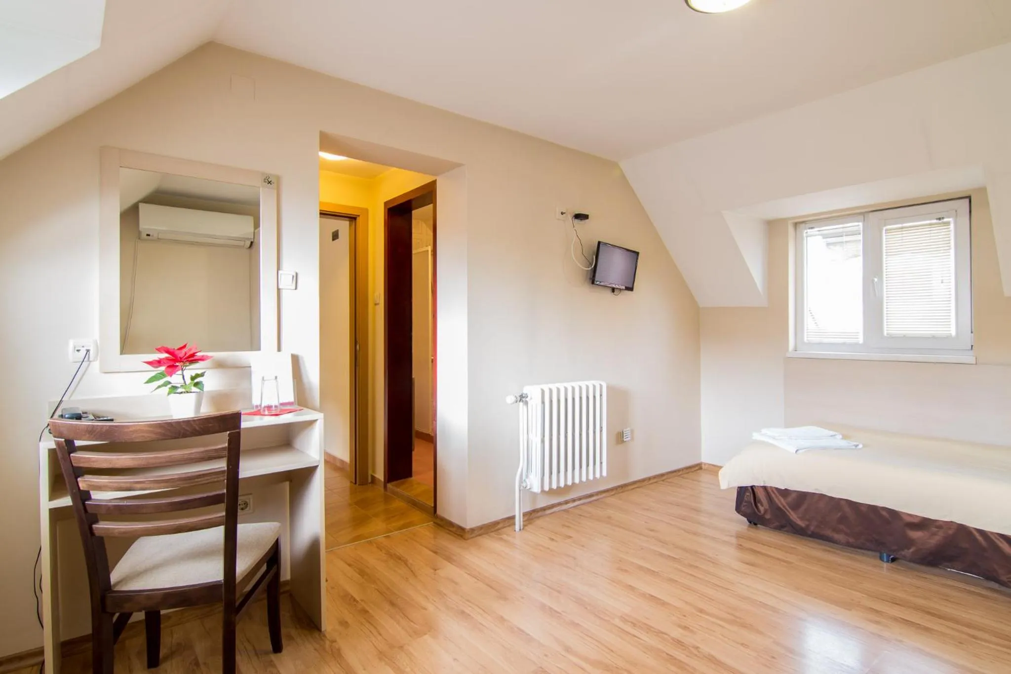 Photo of the whole room in Family Hotel Madrid