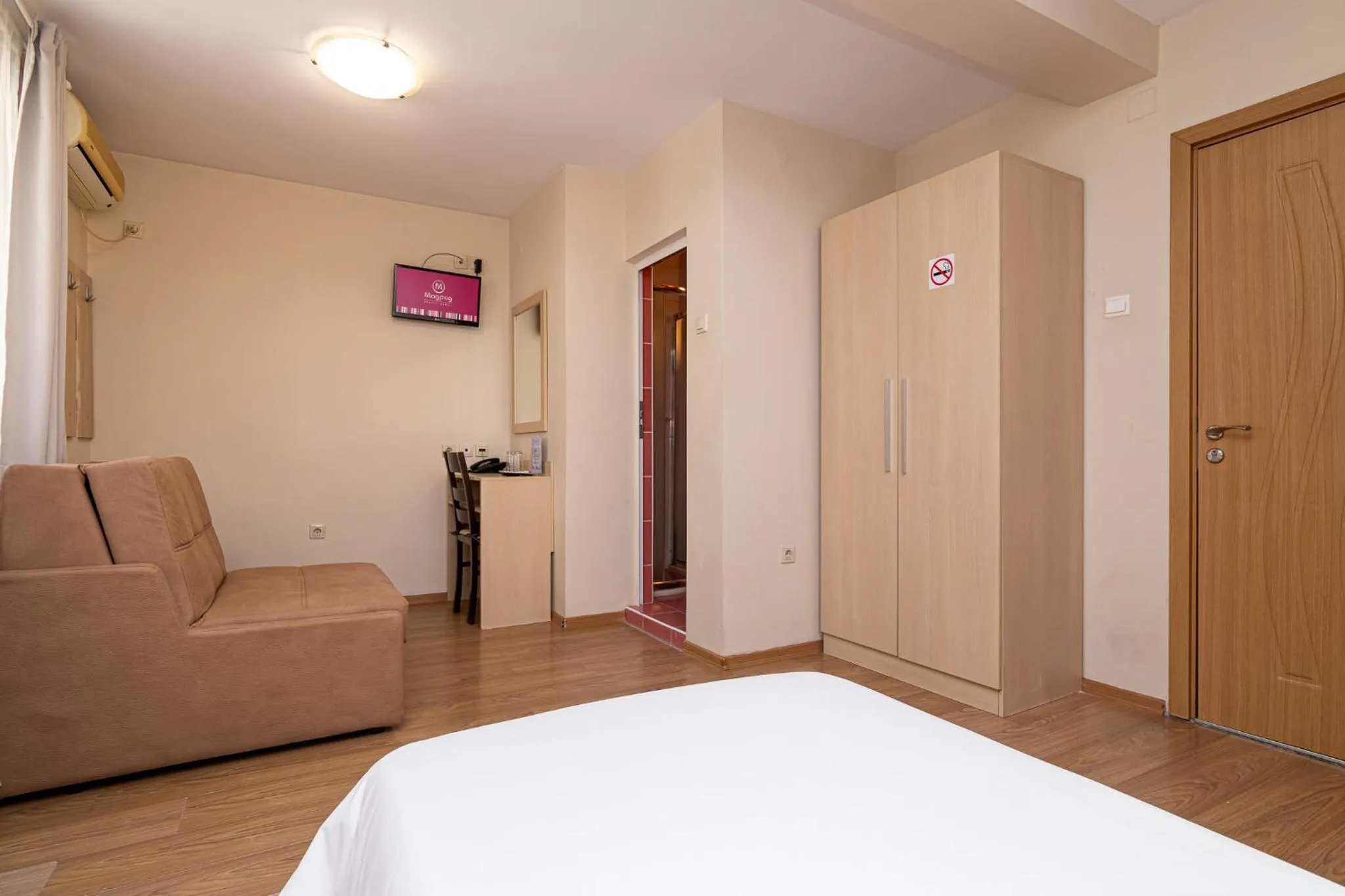 Photo of the whole room, Bed in Family Hotel Madrid