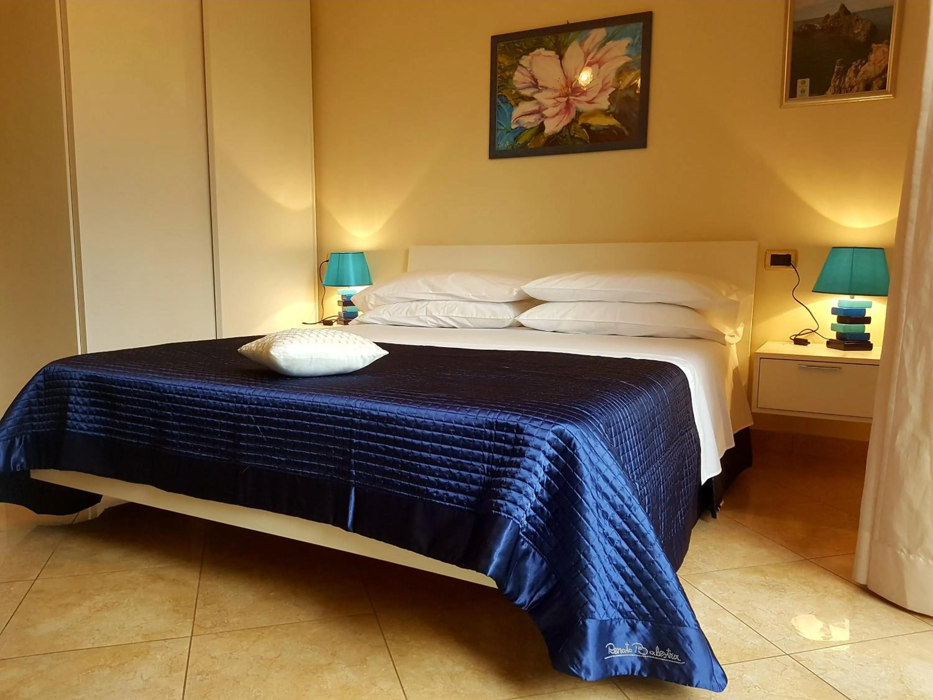 Bed in Airport House B&B