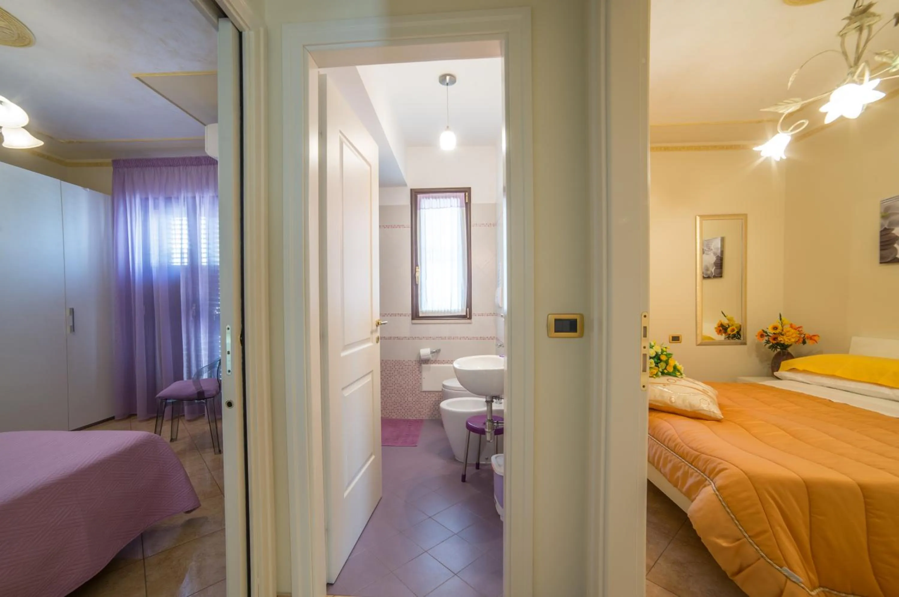 Photo of the whole room, Bed in Airport House B&B