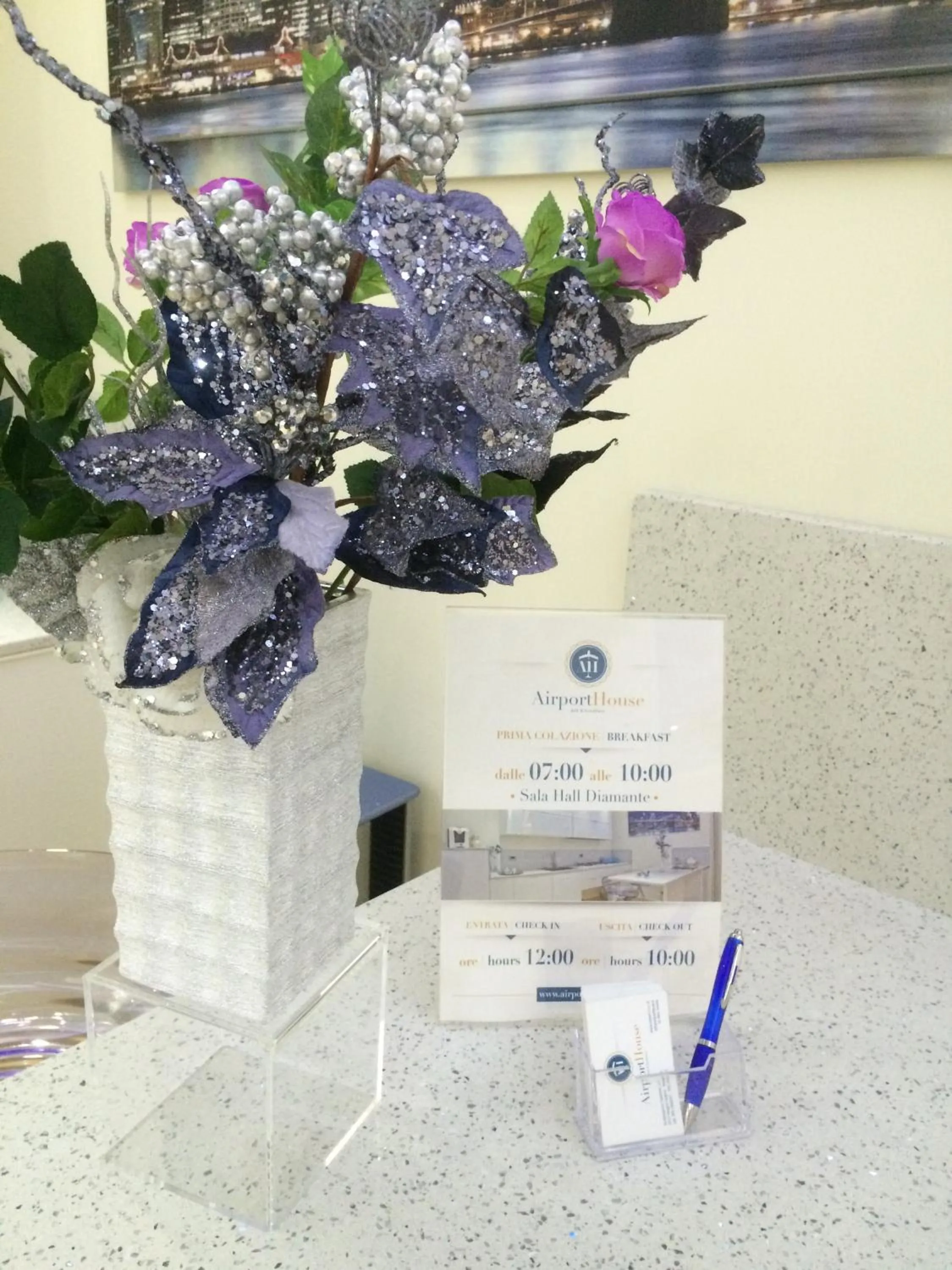 Communal lounge/ TV room in Airport House B&B