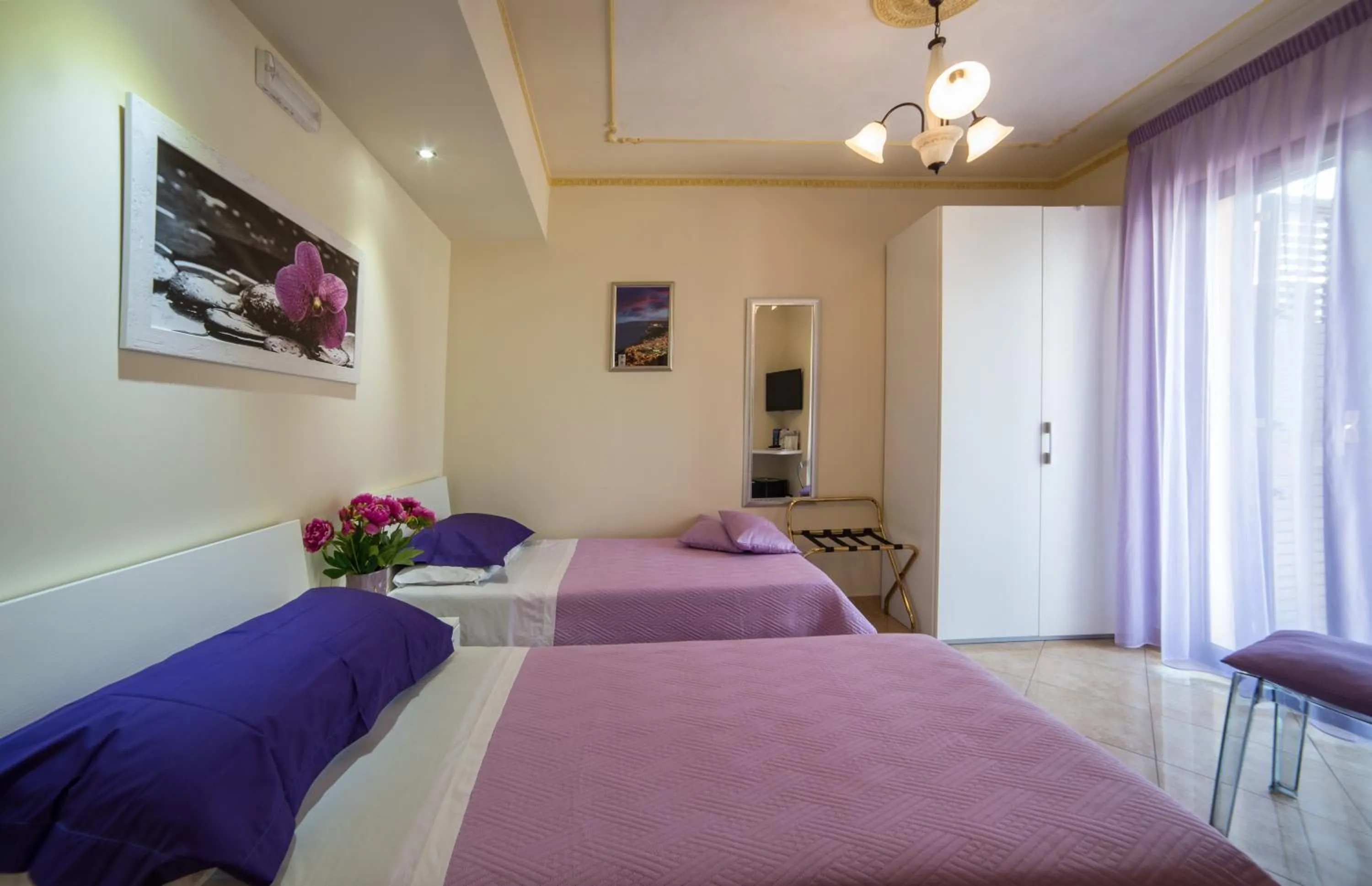 Bed in Airport House B&B