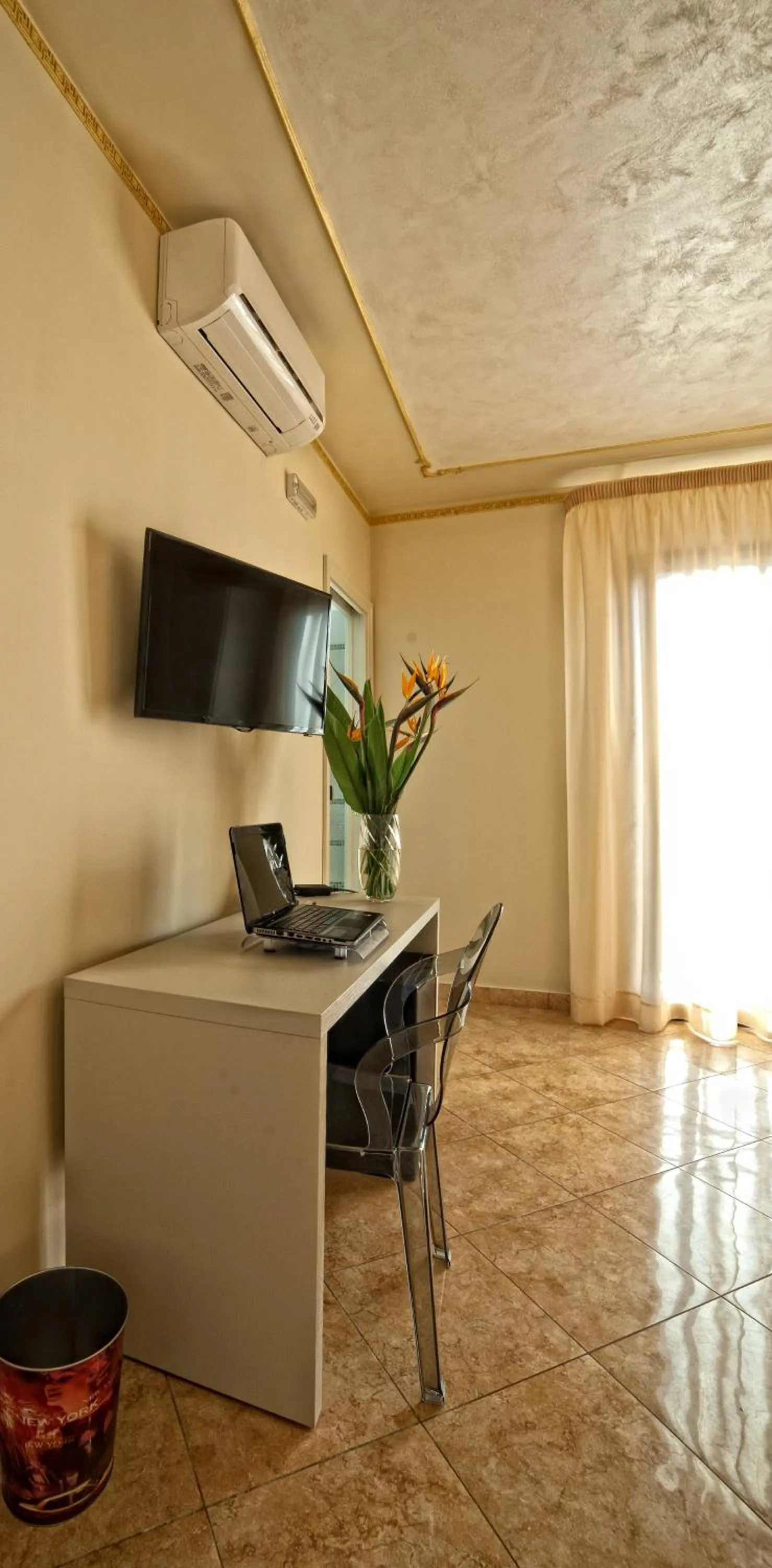 TV and multimedia in Airport House B&B