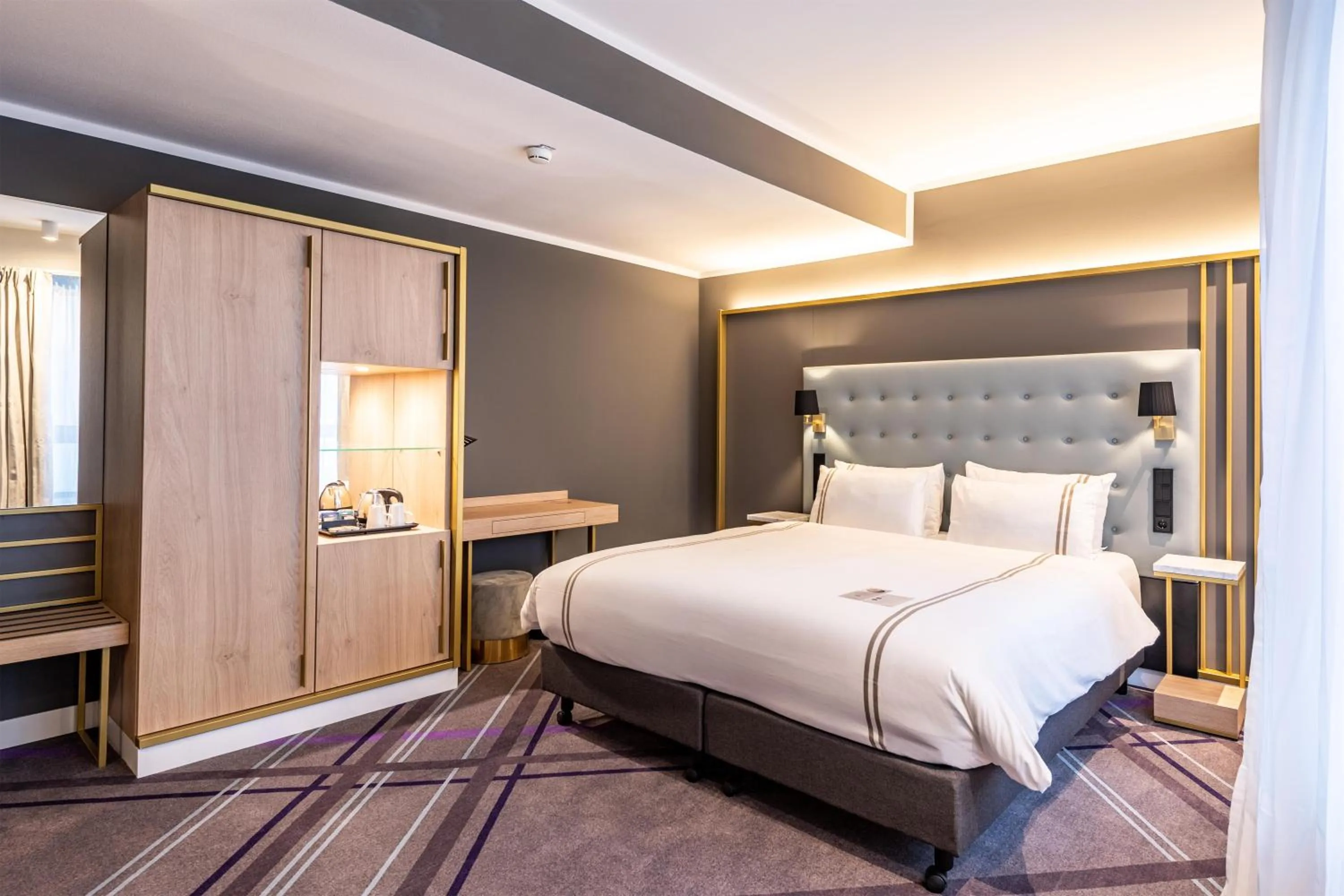 Bedroom, Bed in Premier Inn Saarbrücken City Centre