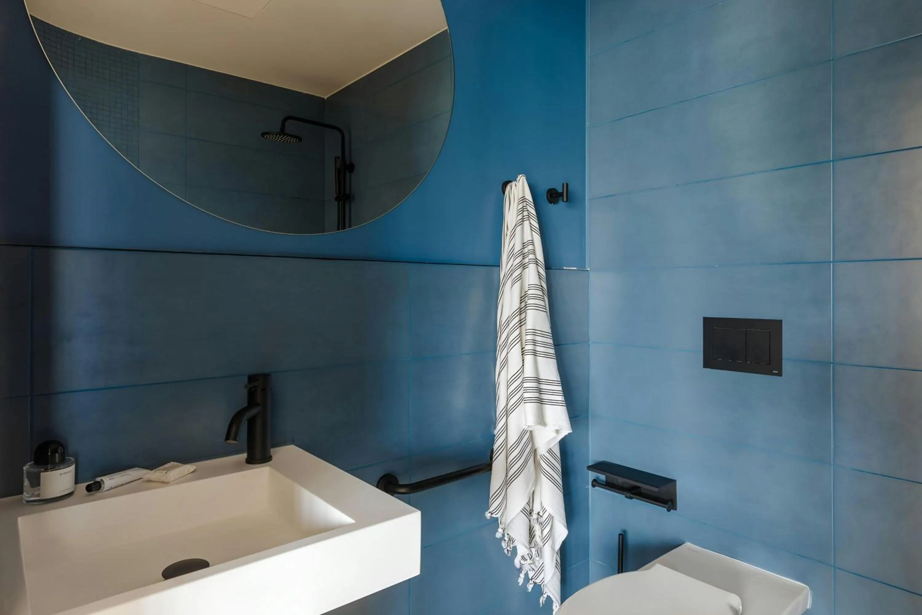 Bathroom in Yelo Promenade Hotel, Sonder Hotel by Marriott Bonvoy