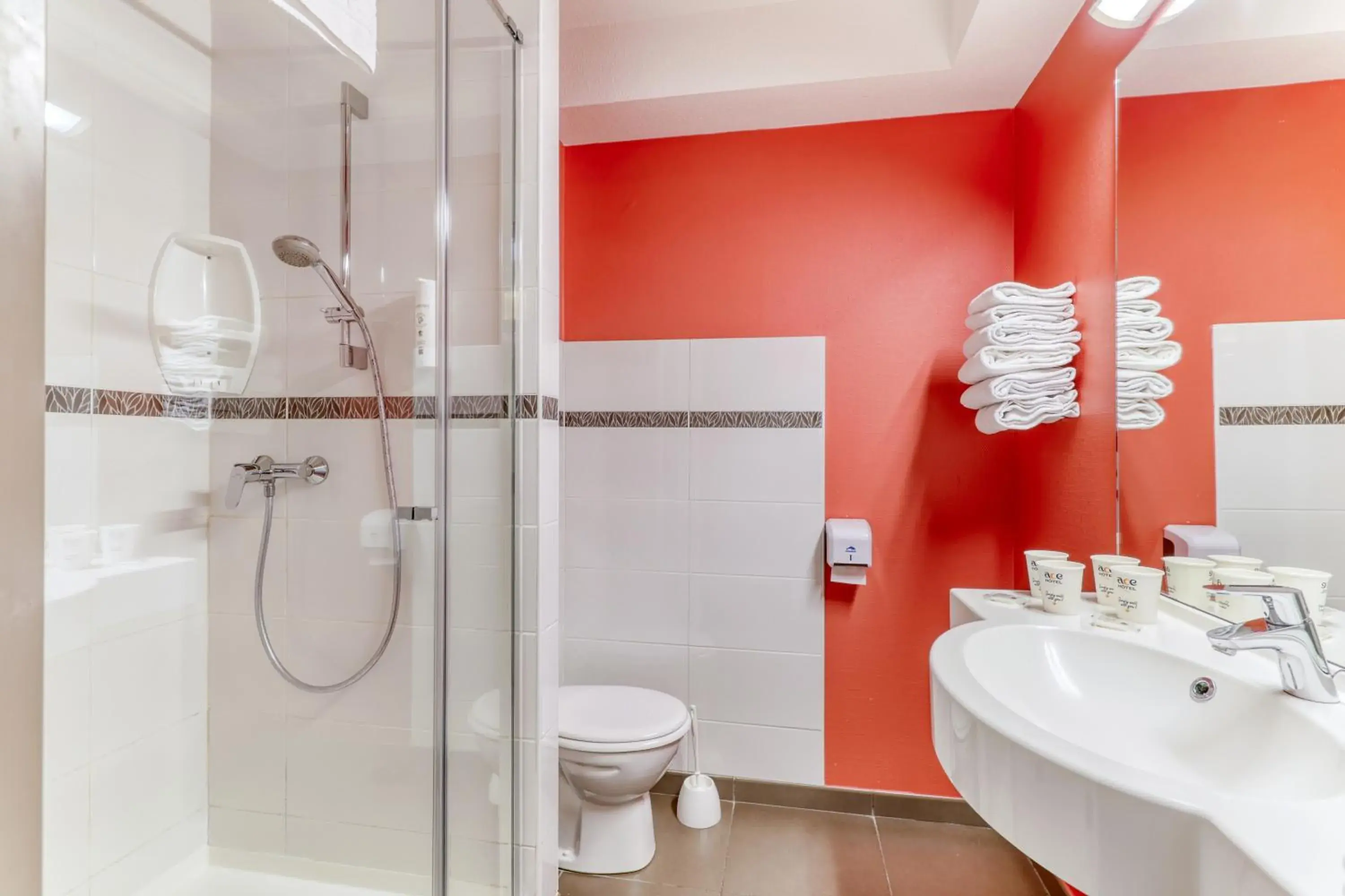 Quadruple Room (1 double bed, 1 single bed, 1 child bed (70/63 in)) in Ace Hotel Montluçon Quadruple Room (1 double bed, 1 single bed, 1 child bed (70/63 in)) in Ace Hotel Montluçon