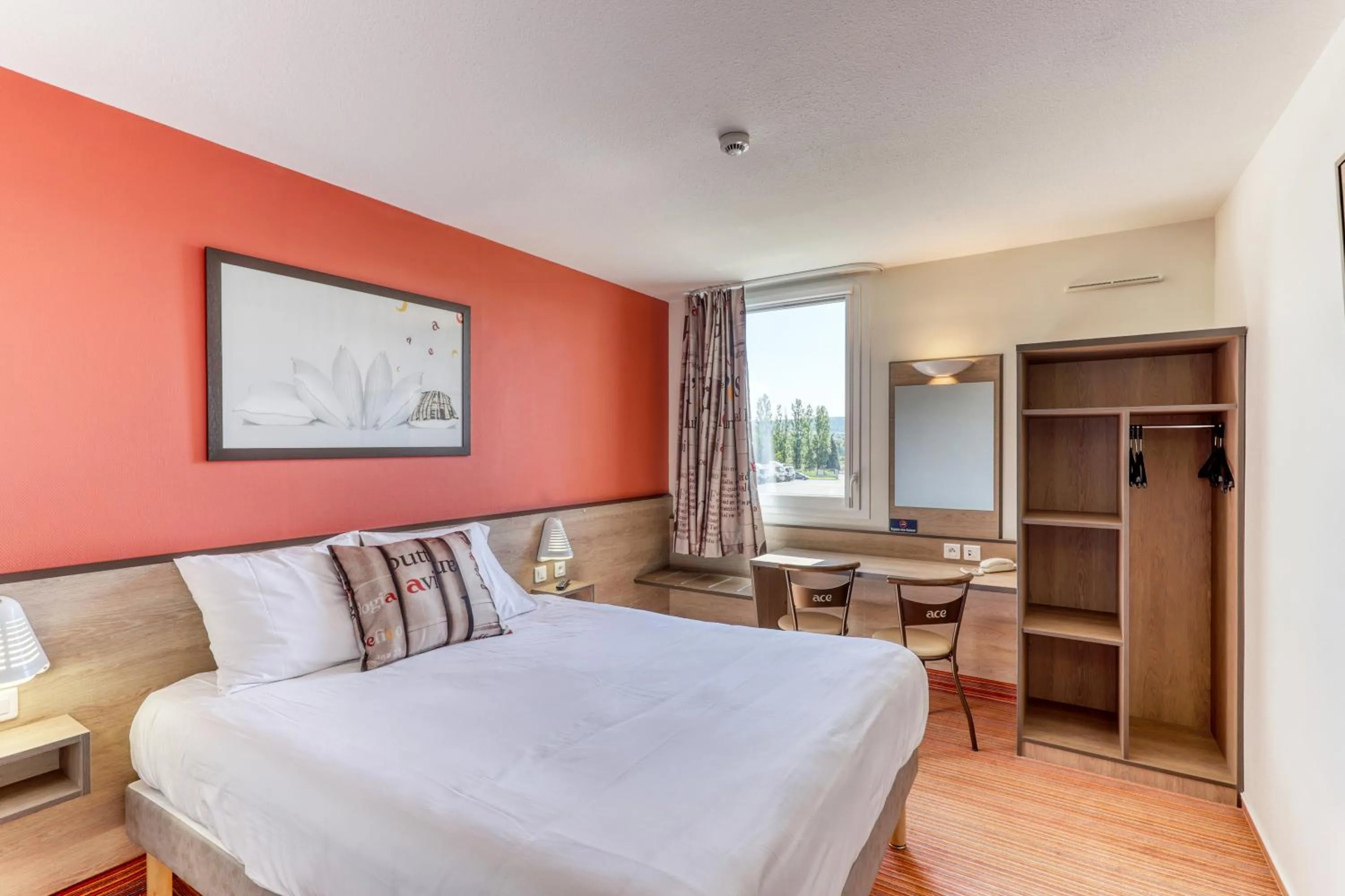 Photo of the whole room, Bed in Ace Hotel Montluçon