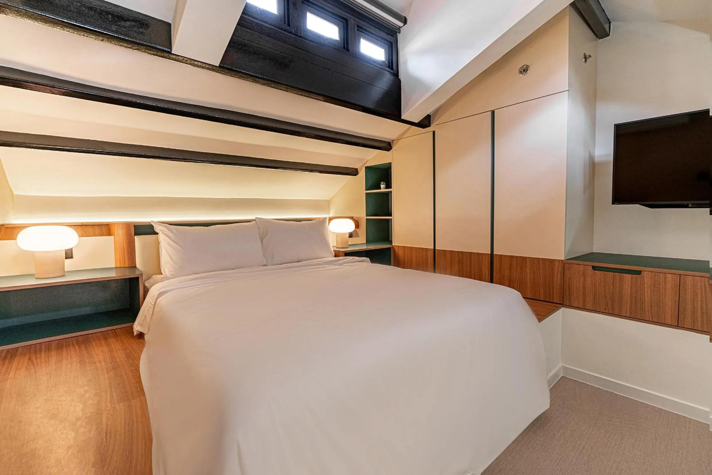 Bed in Weave Suites - Midtown