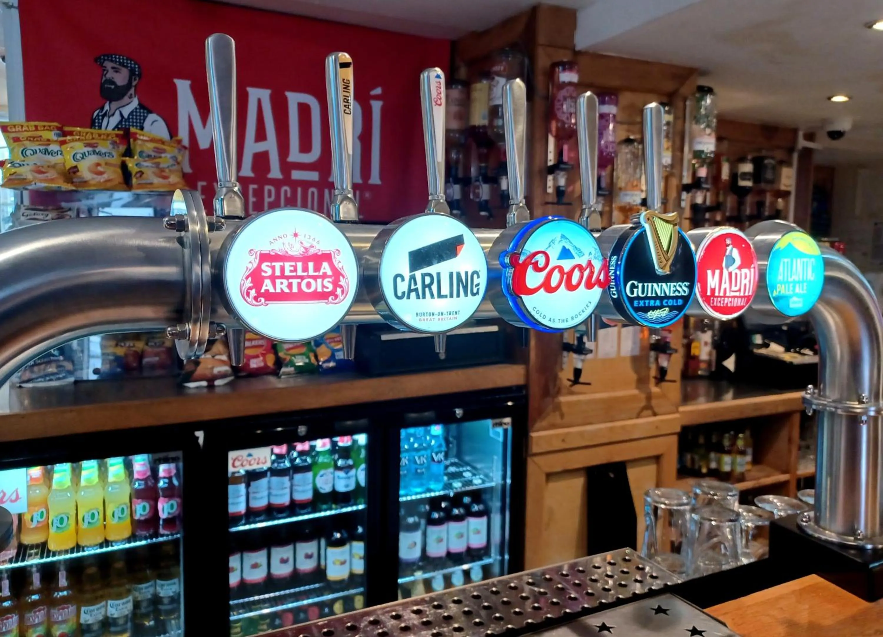 Lounge or bar in Harry's Hotel & Restaurant