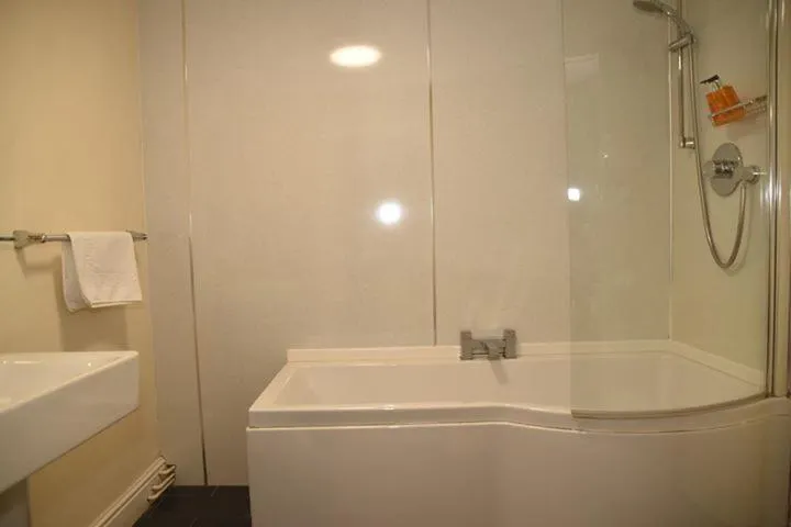 Bathroom in Harry's Hotel & Restaurant