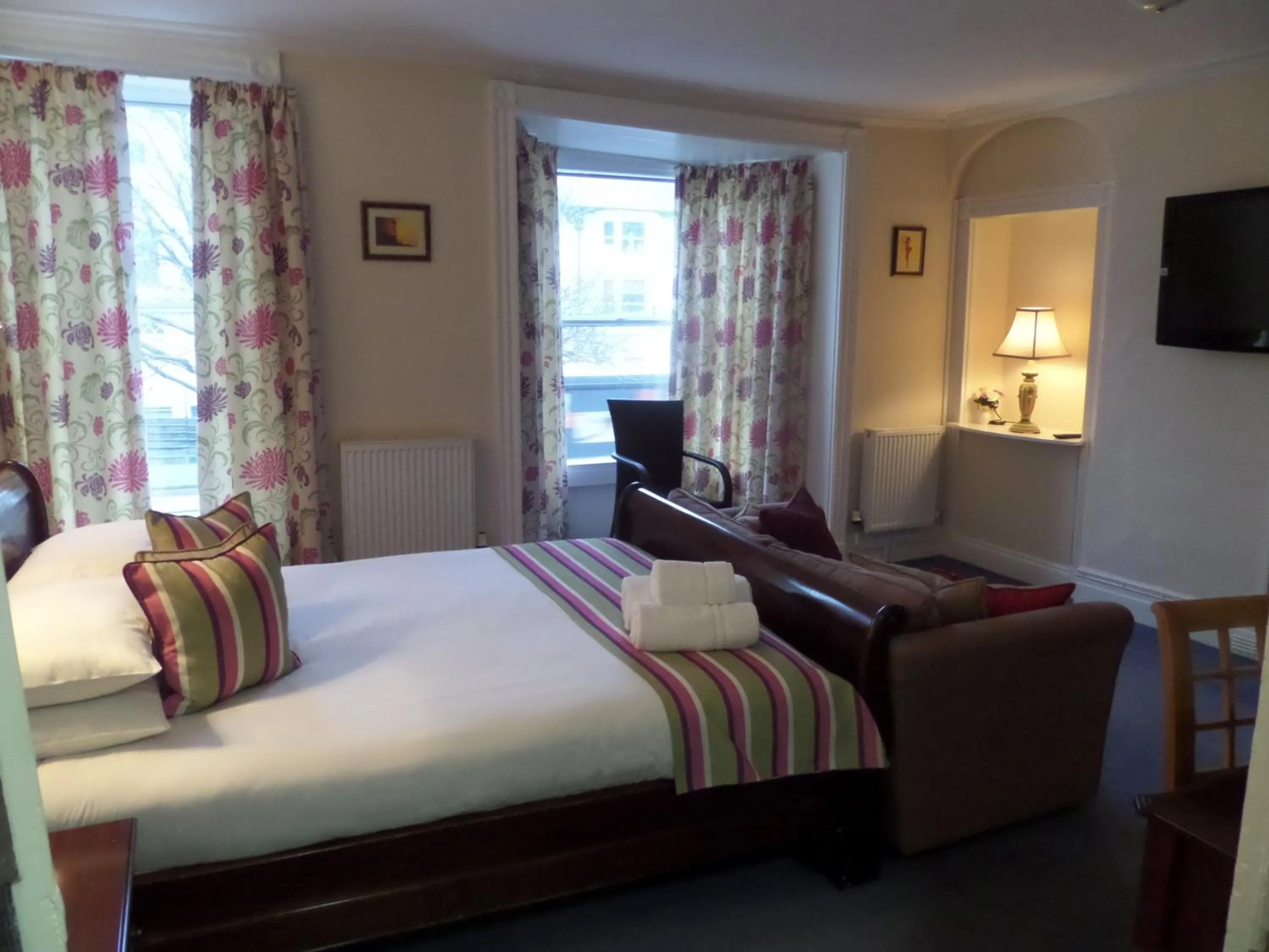 Photo of the whole room, Bed in Harry's Hotel & Restaurant