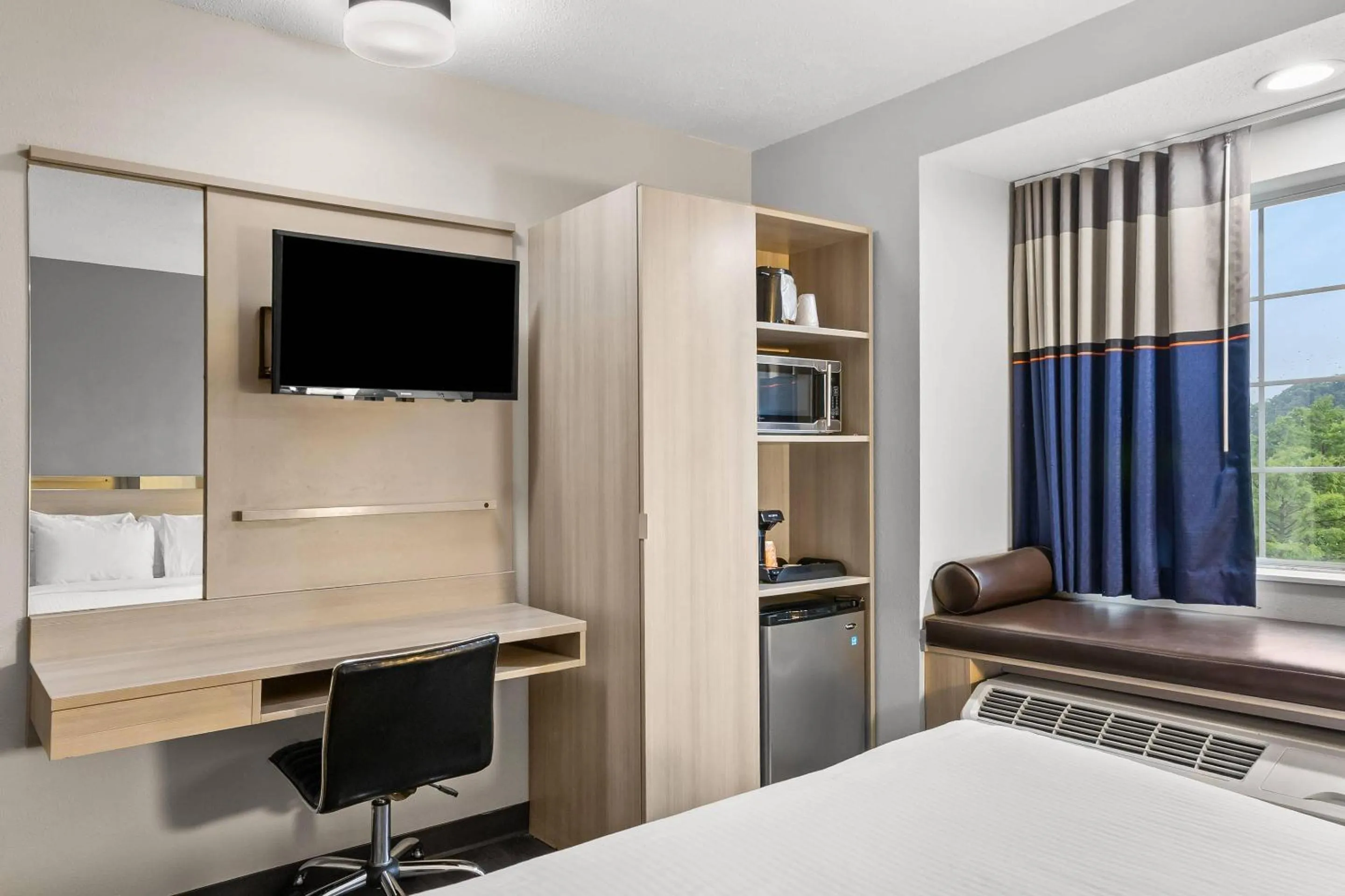 Bedroom, Bed in Quality Inn & Suites Nashville - Bellevue