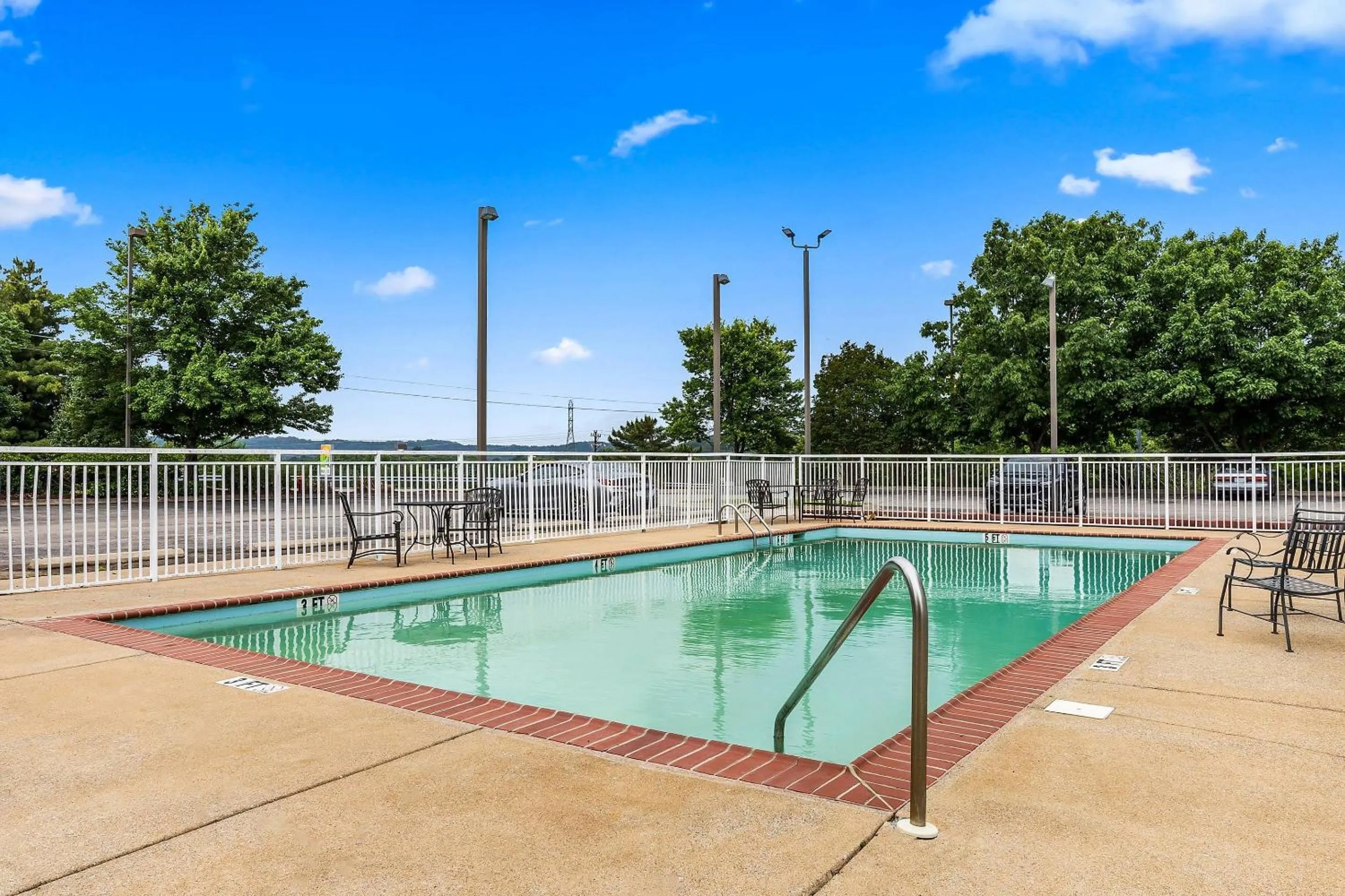 Swimming pool in Quality Inn & Suites Nashville - Bellevue