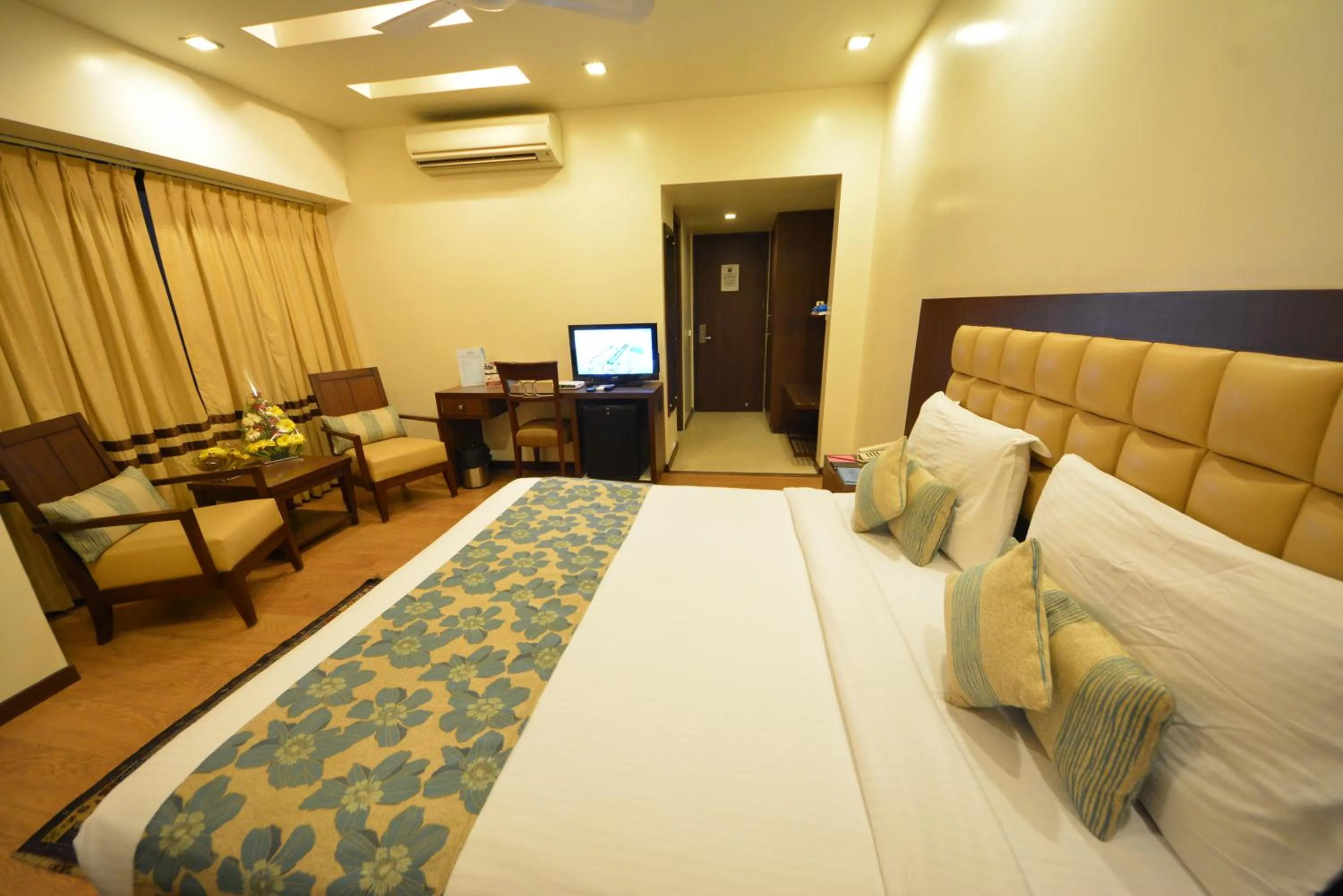 Photo of the whole room, Bed in The Legend Inn @Nagpur