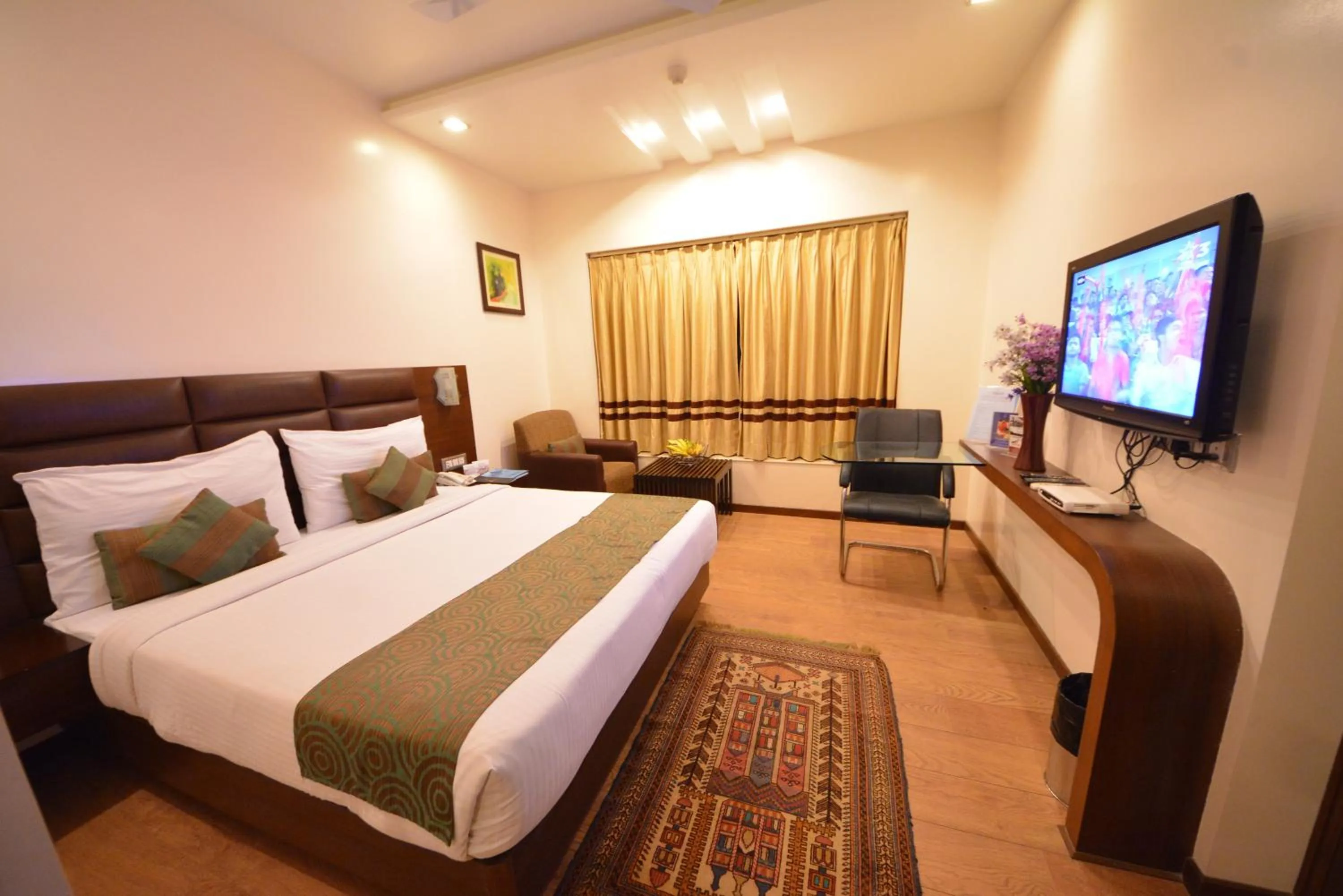 Photo of the whole room, Bed in The Legend Inn @Nagpur