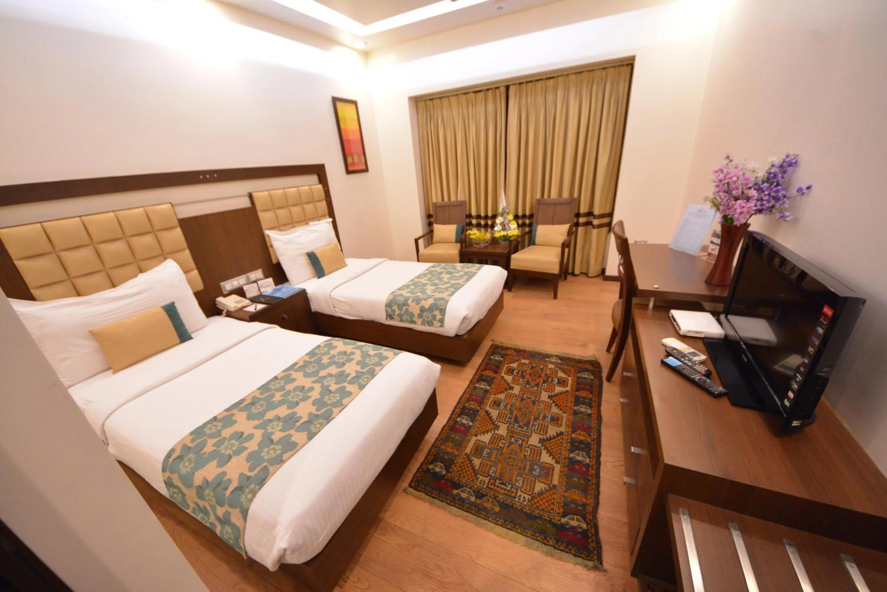 Photo of the whole room, Bed in The Legend Inn @Nagpur