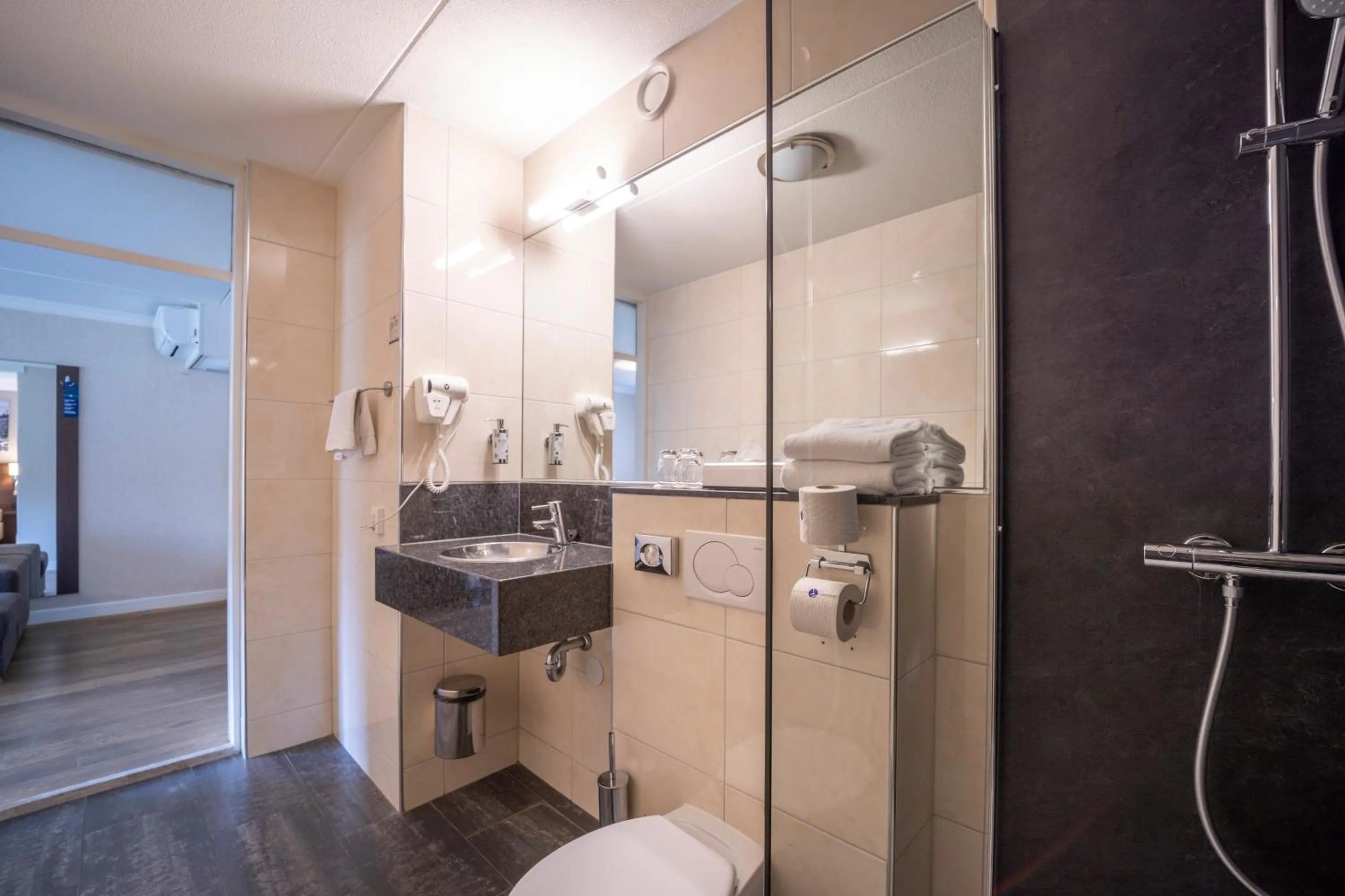 Bathroom in Fletcher Hotel-Restaurant Arneville-Middelburg