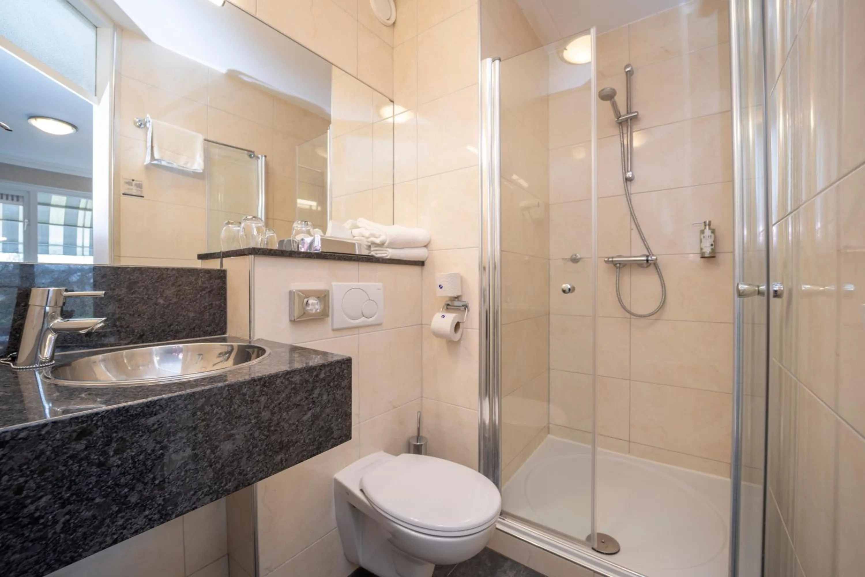 Bathroom in Fletcher Hotel-Restaurant Arneville-Middelburg