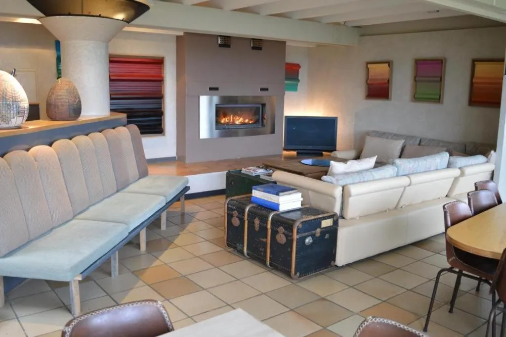 Communal lounge/ TV room in Casa mARTa : Suites, terrasses et vue panoramique