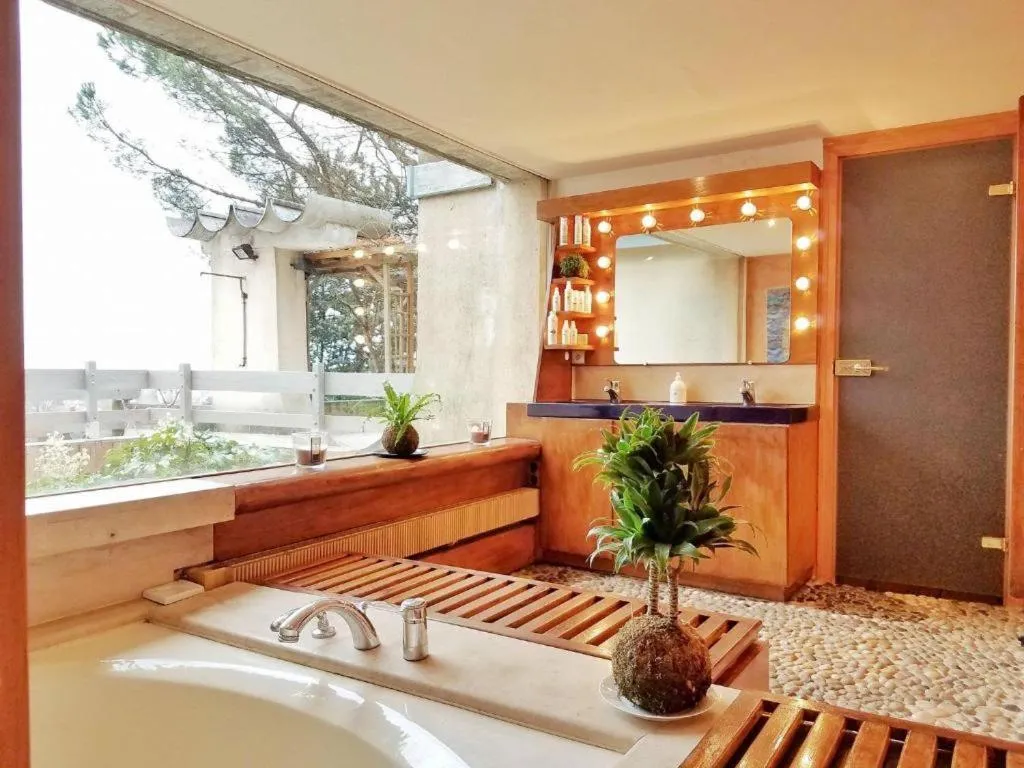 Bathroom in Casa mARTa : Suites, terrasses et vue panoramique