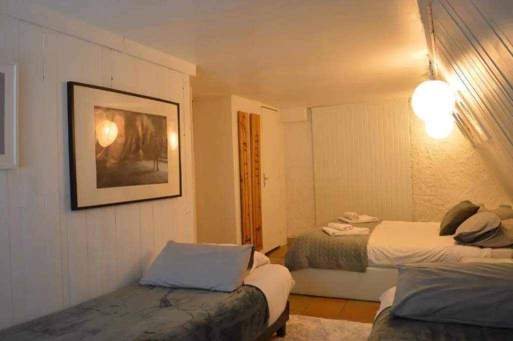 Photo of the whole room, Bed in Casa mARTa : Suites, terrasses et vue panoramique