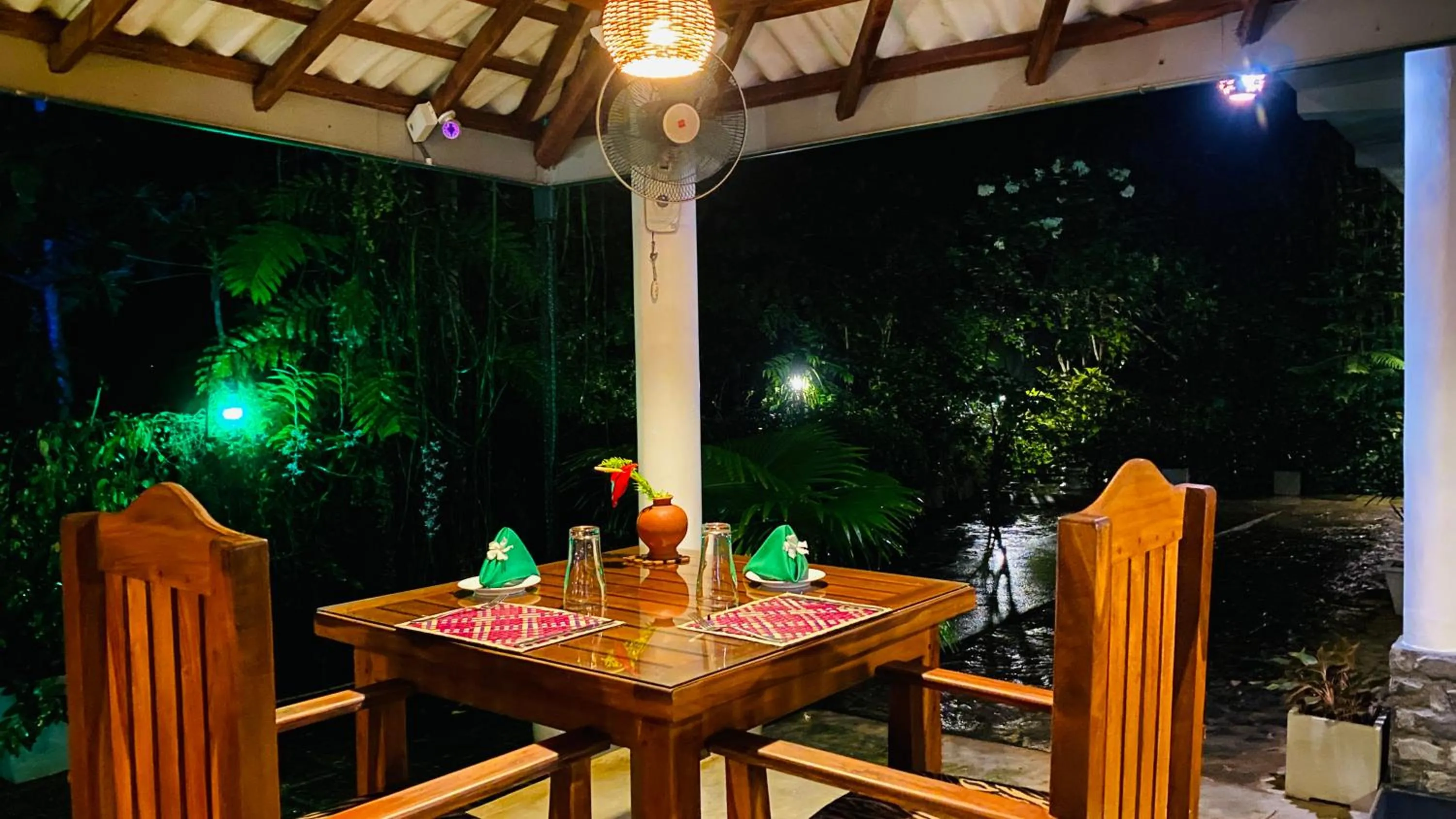 Restaurant/places to eat in Nature House