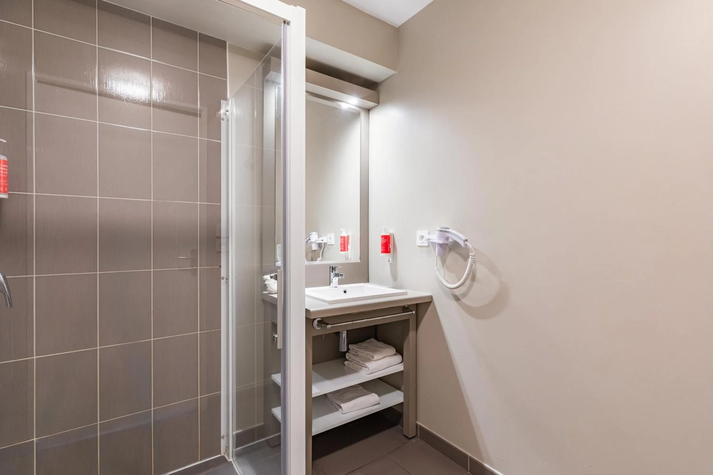 Shower in Appart’City Confort Rennes – Cesson Sévigné