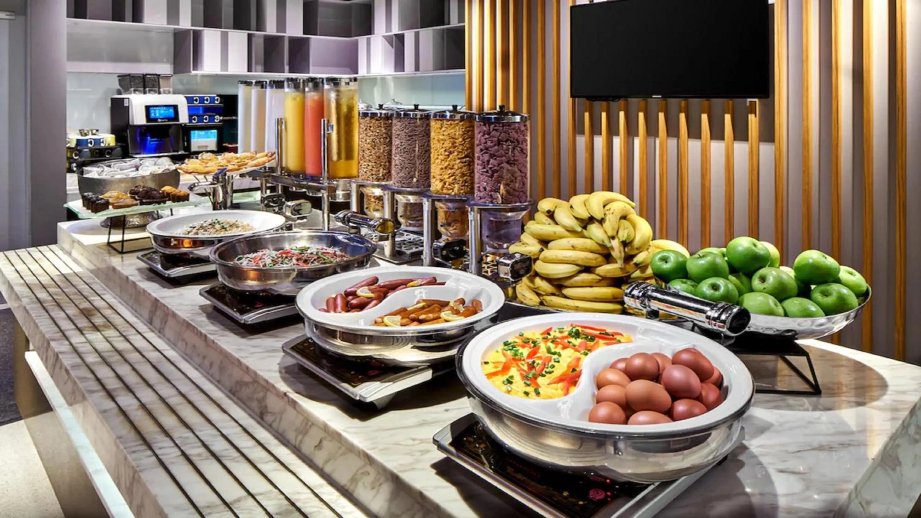 Restaurant/places to eat in Holiday Inn Express - Astana - Turan by IHG