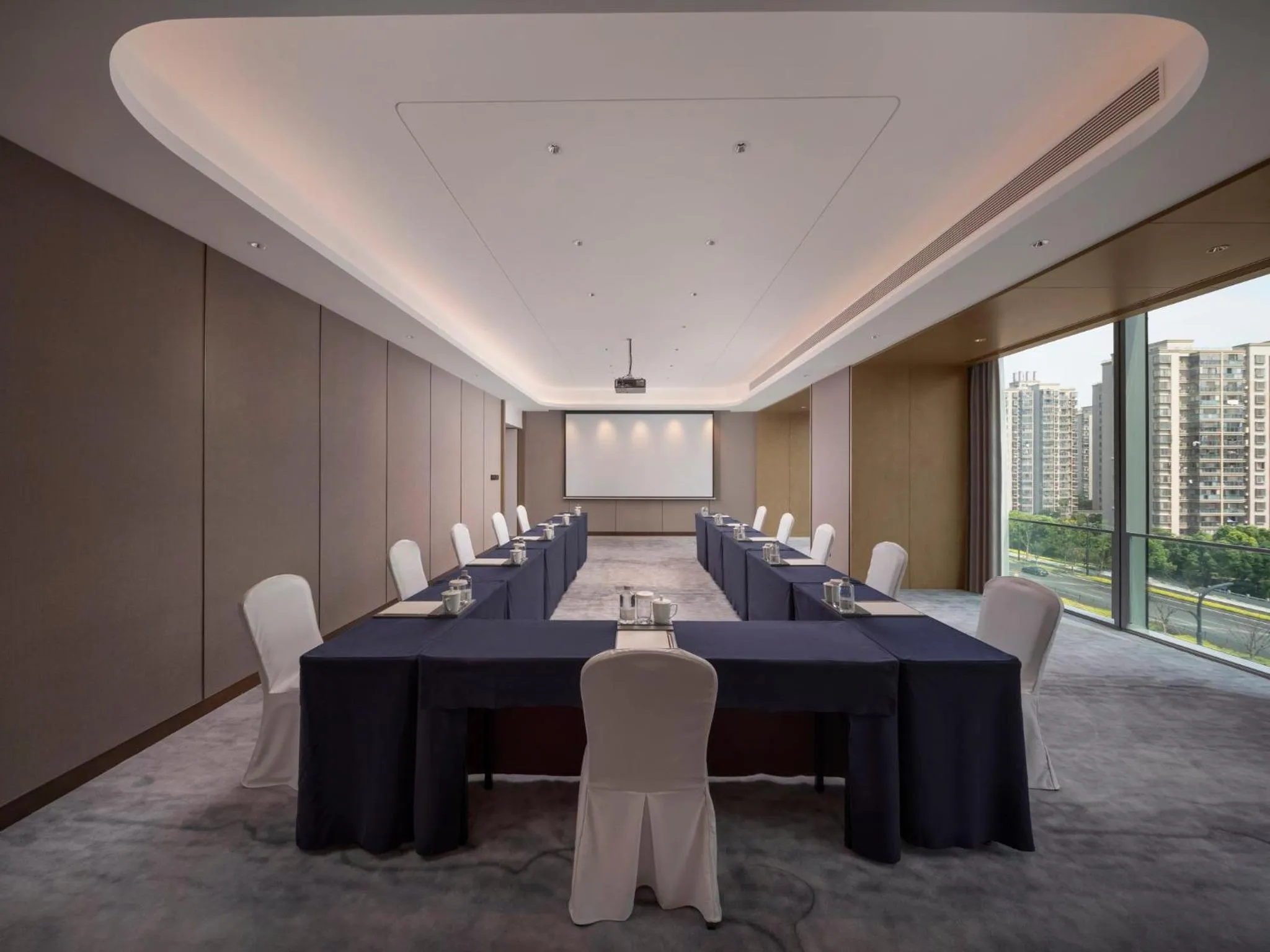 Meeting/conference room in Crowne Plaza Hangzhou Linping by IHG