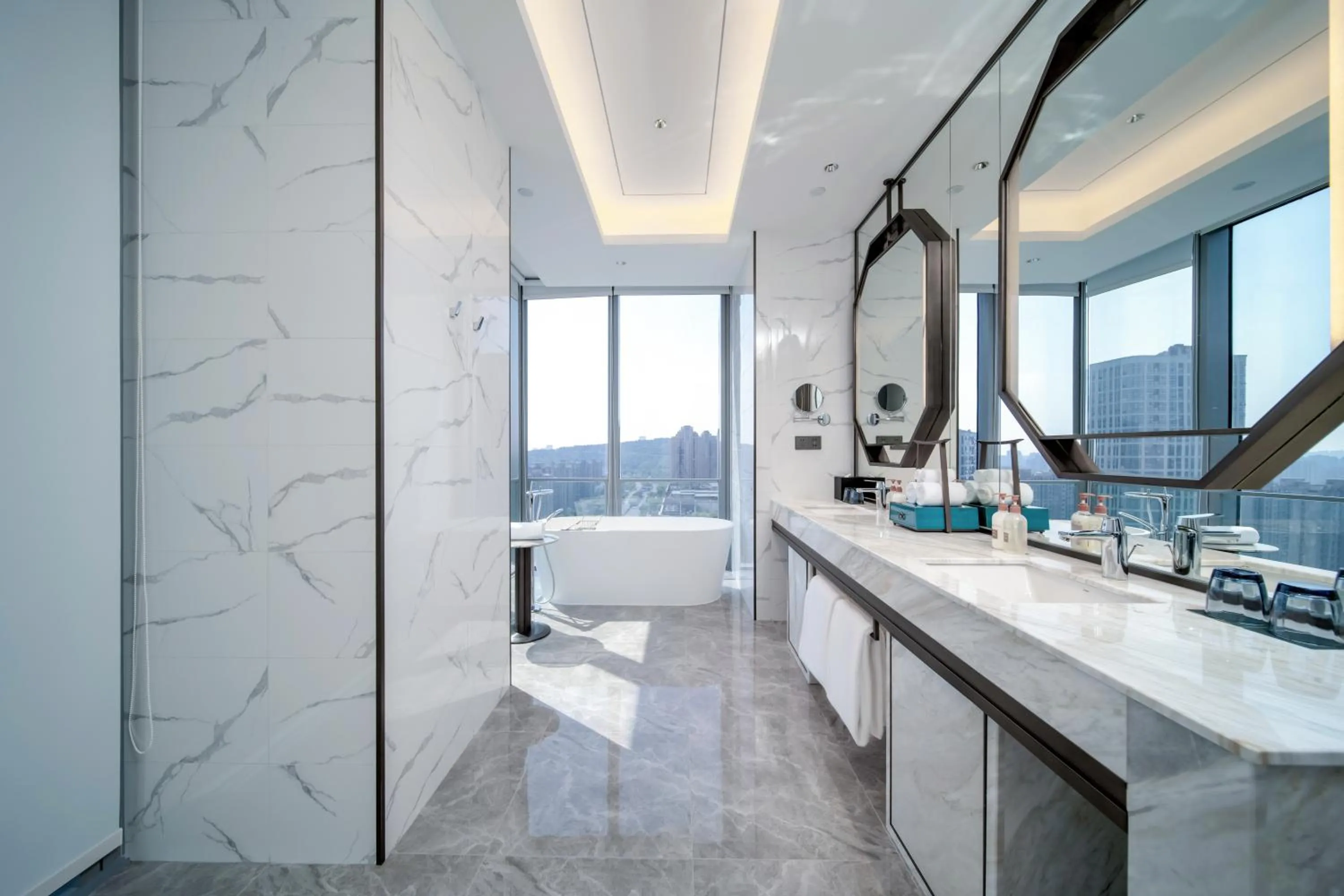 Toilet in Crowne Plaza Hangzhou Linping by IHG