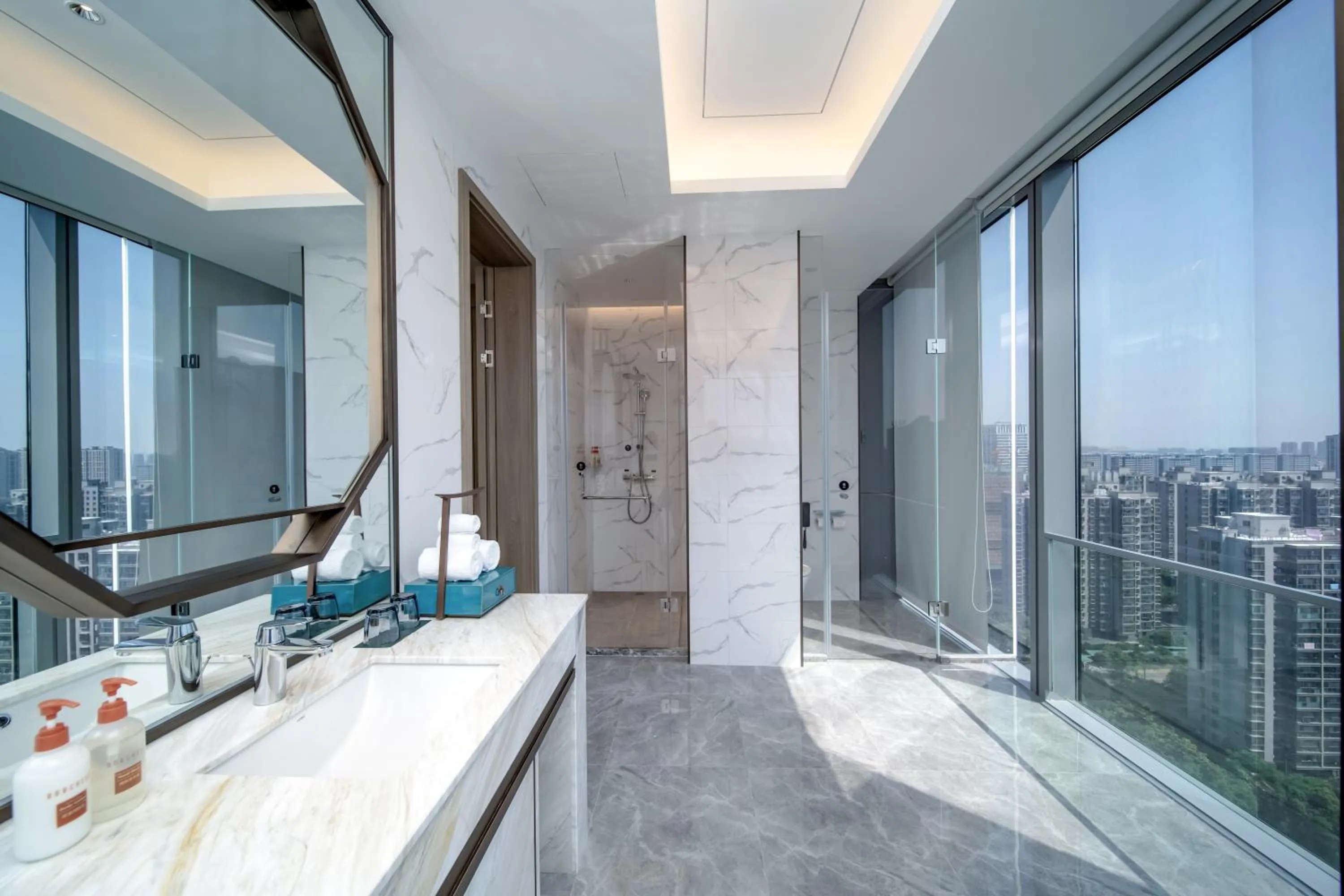 Toilet in Crowne Plaza Hangzhou Linping by IHG