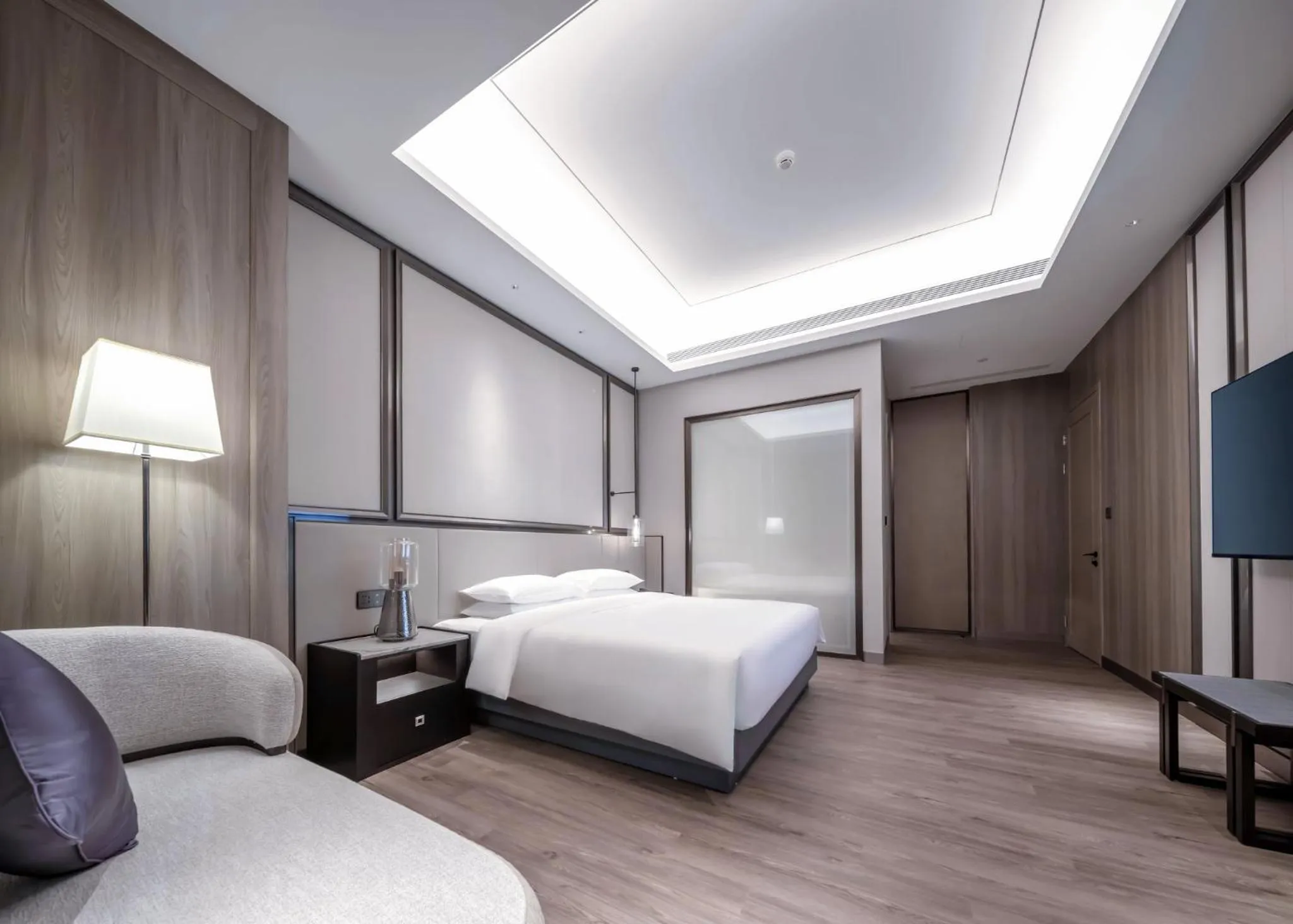 Photo of the whole room, Bed in Crowne Plaza Hangzhou Linping by IHG