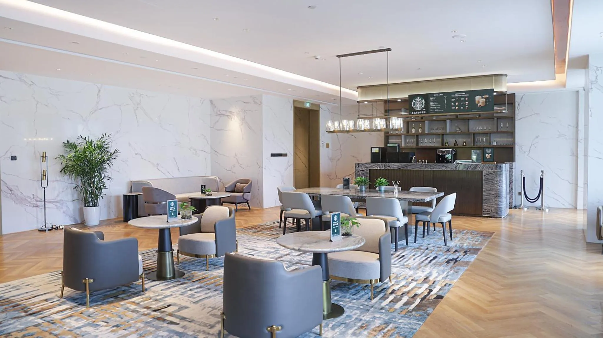 Lounge or bar in Crowne Plaza Hangzhou Linping by IHG