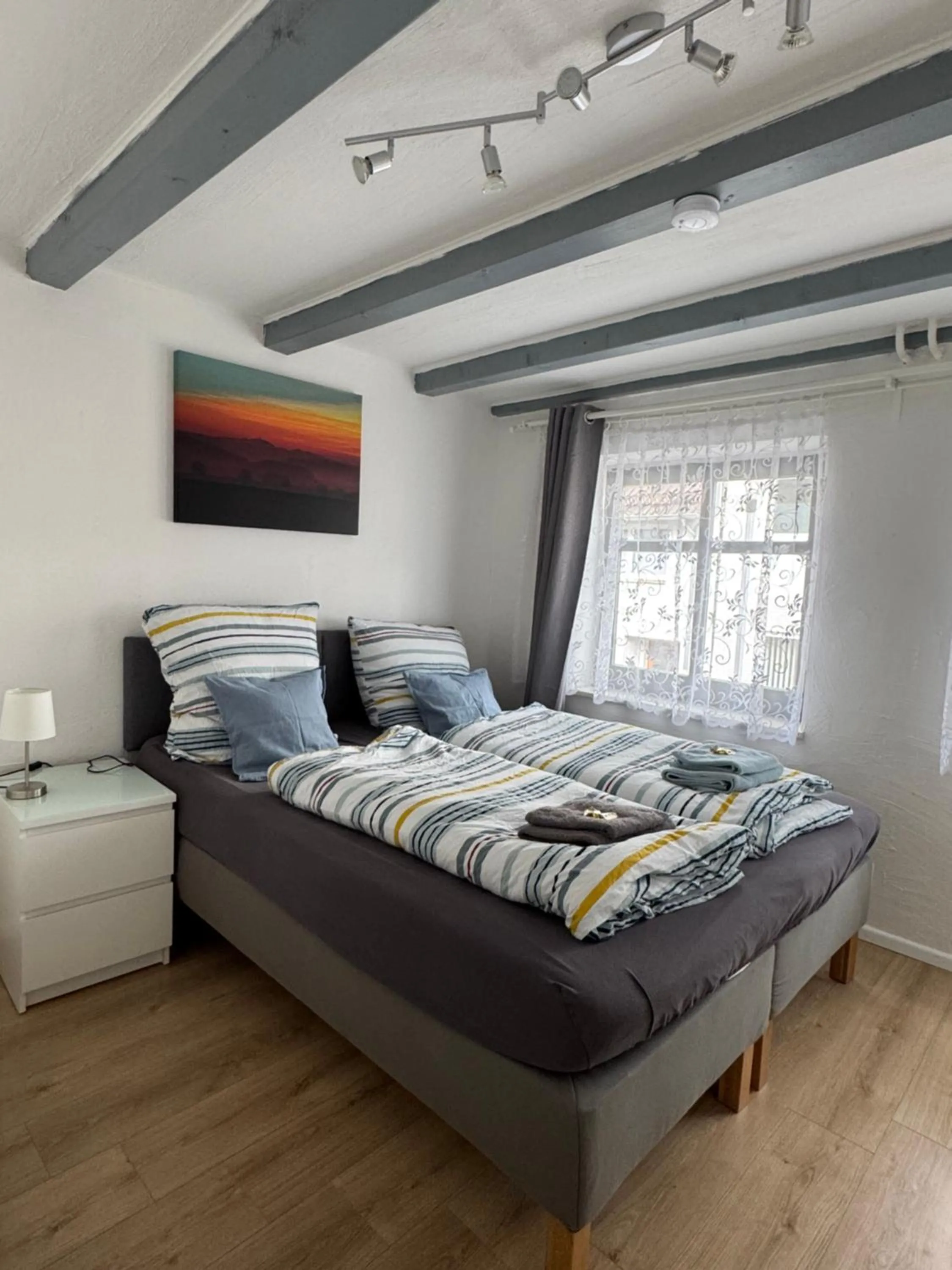 Bed in Ferienwohnung-Goldener Winkel