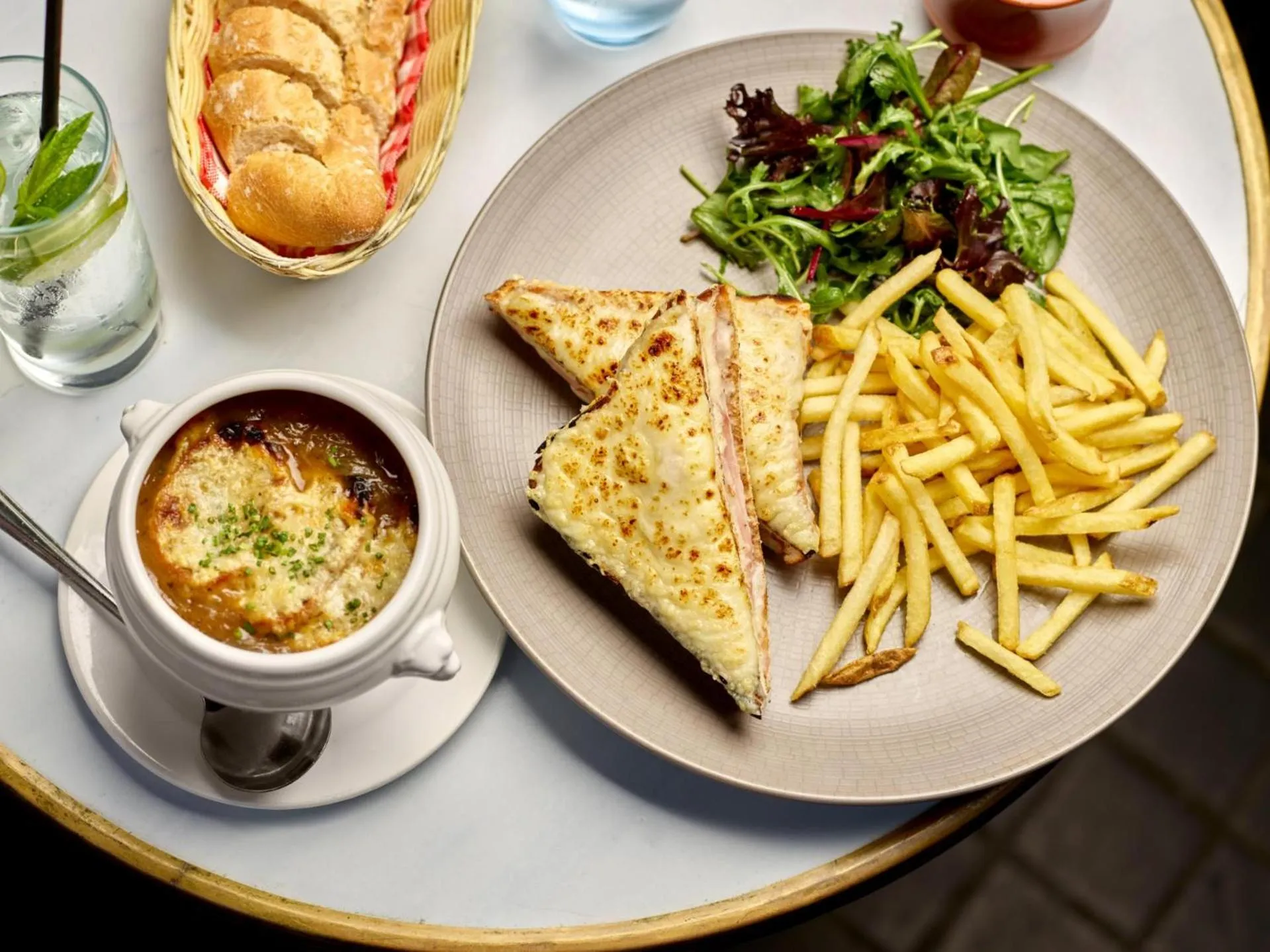 Restaurant/places to eat in Careys Manor Hotel & SenSpa