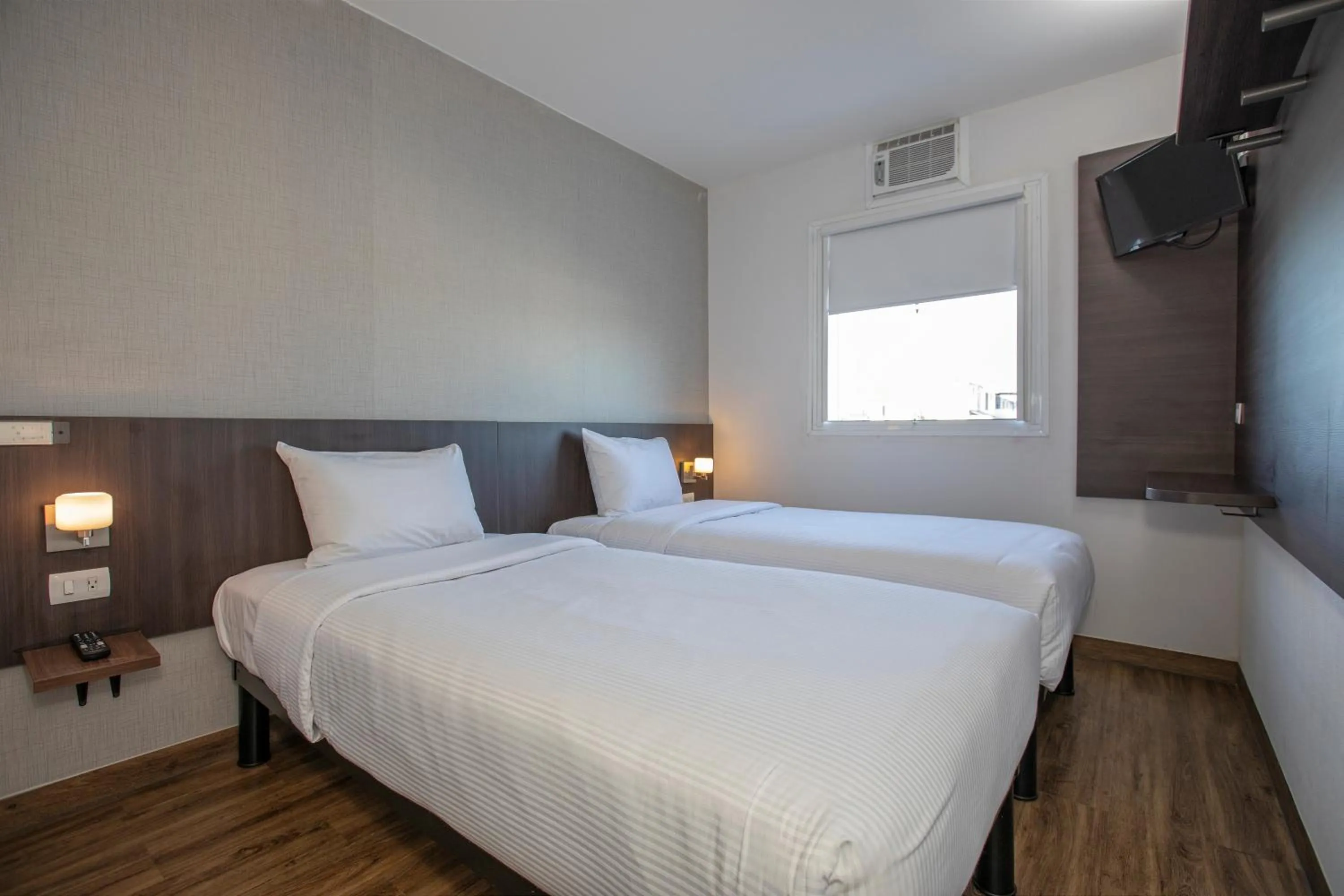 air conditioner, Bed in Hotel Hi! Guadalupe