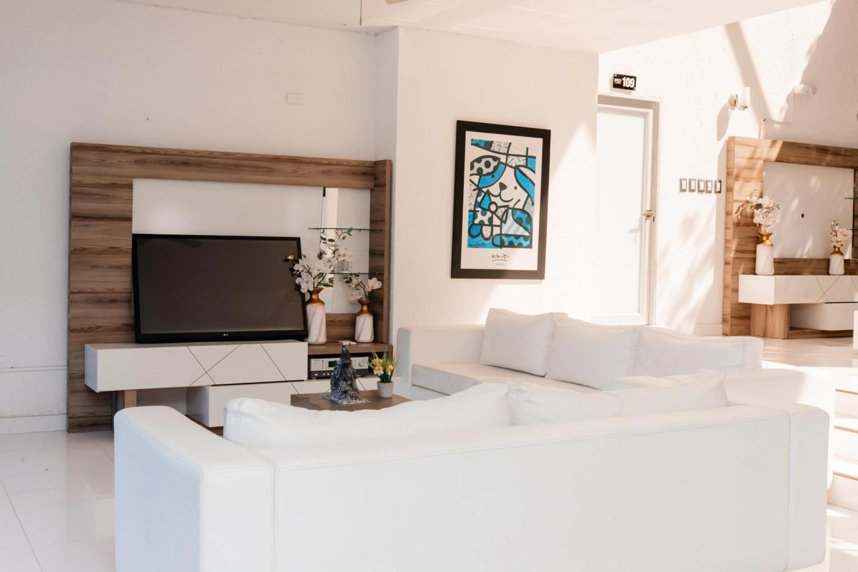 Communal lounge/ TV room in Hotel Kaamú Taganga