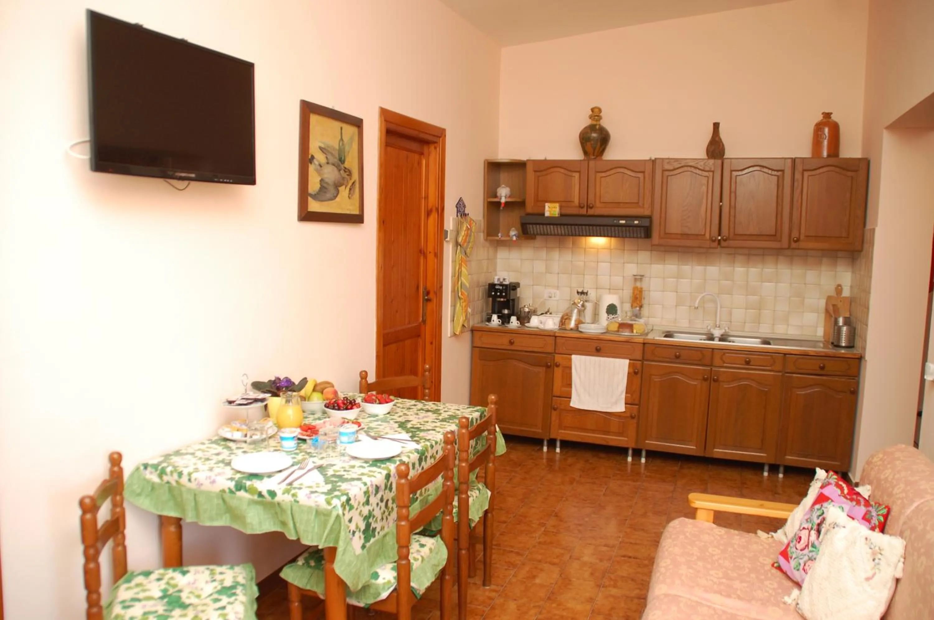 Communal lounge/ TV room in B&B Villa Claudia