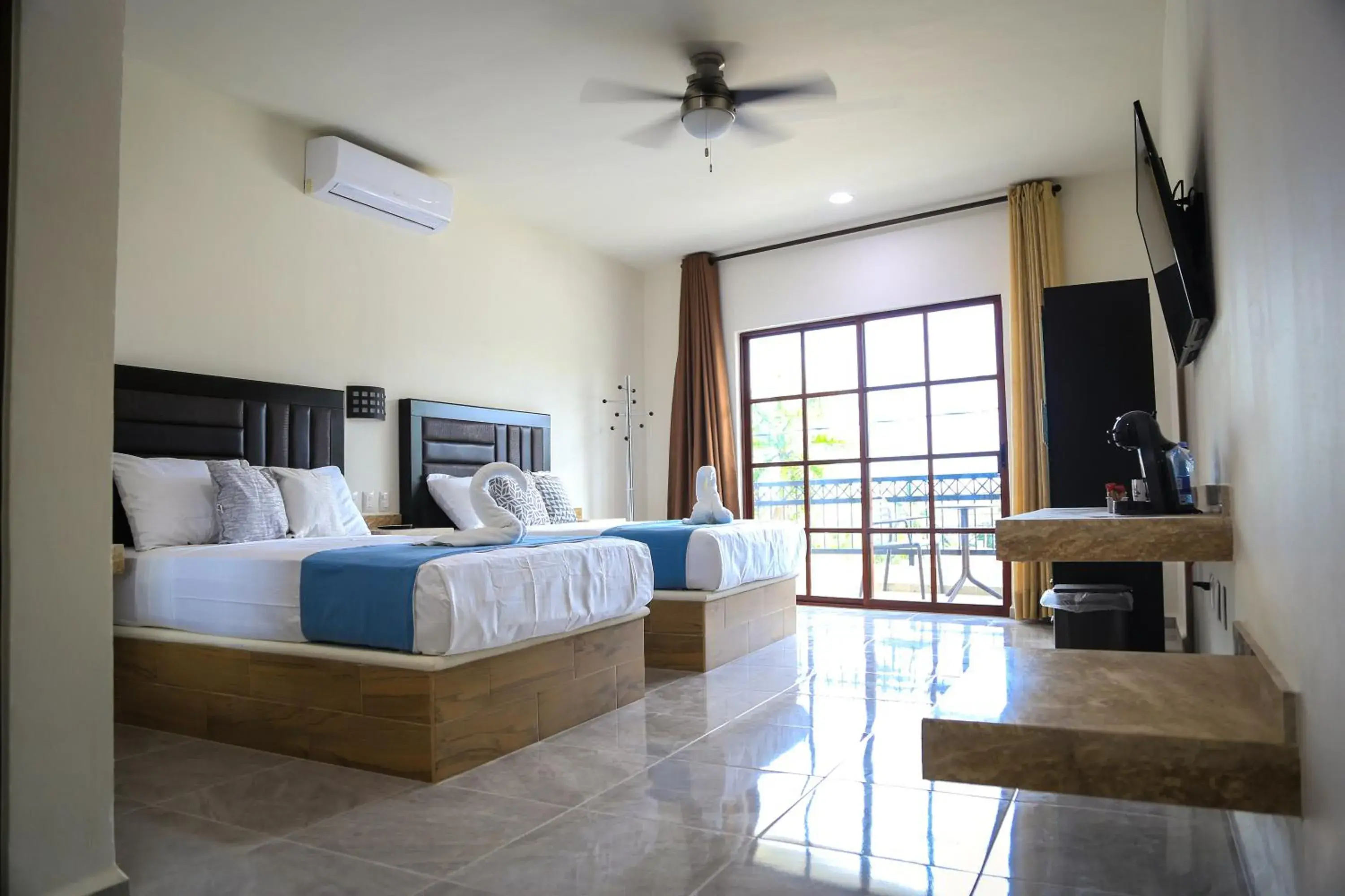 Twin Room in Hotel Alux x Over Blue Twin Room in Hotel Alux x Over Blue