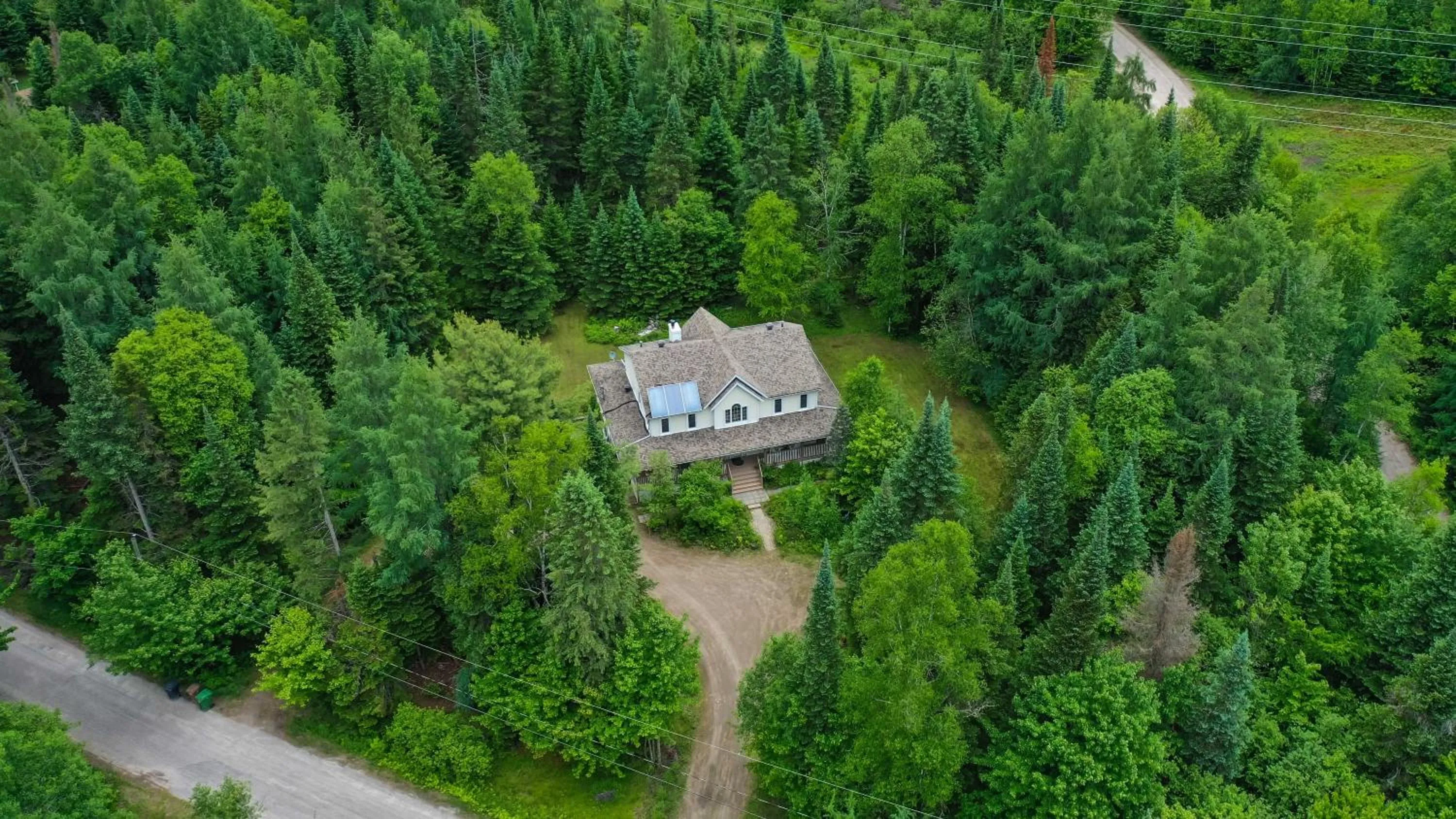 Property building in Gîte Crystal Inn