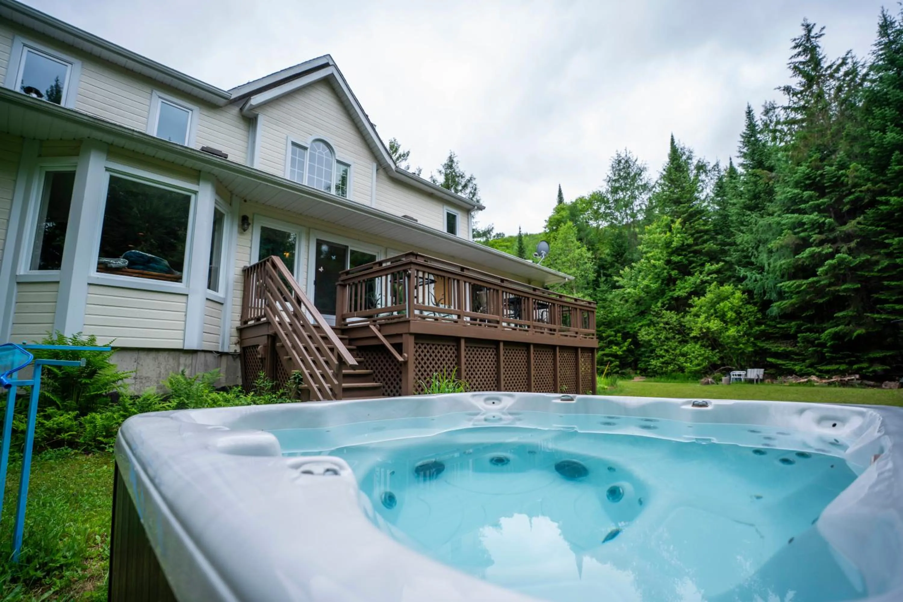Hot Tub in Gîte Crystal Inn