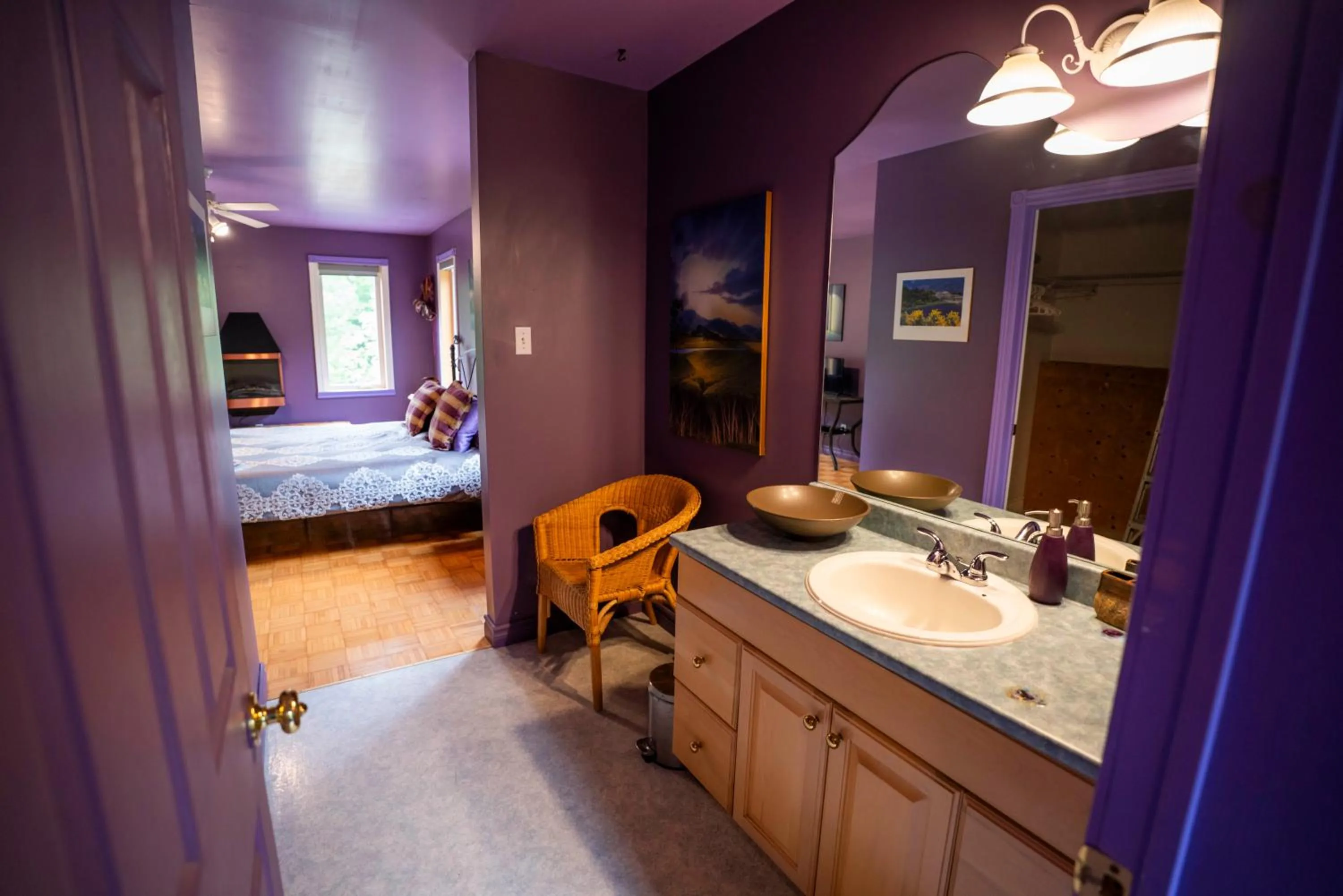 Bathroom, Bed in Gîte Crystal Inn